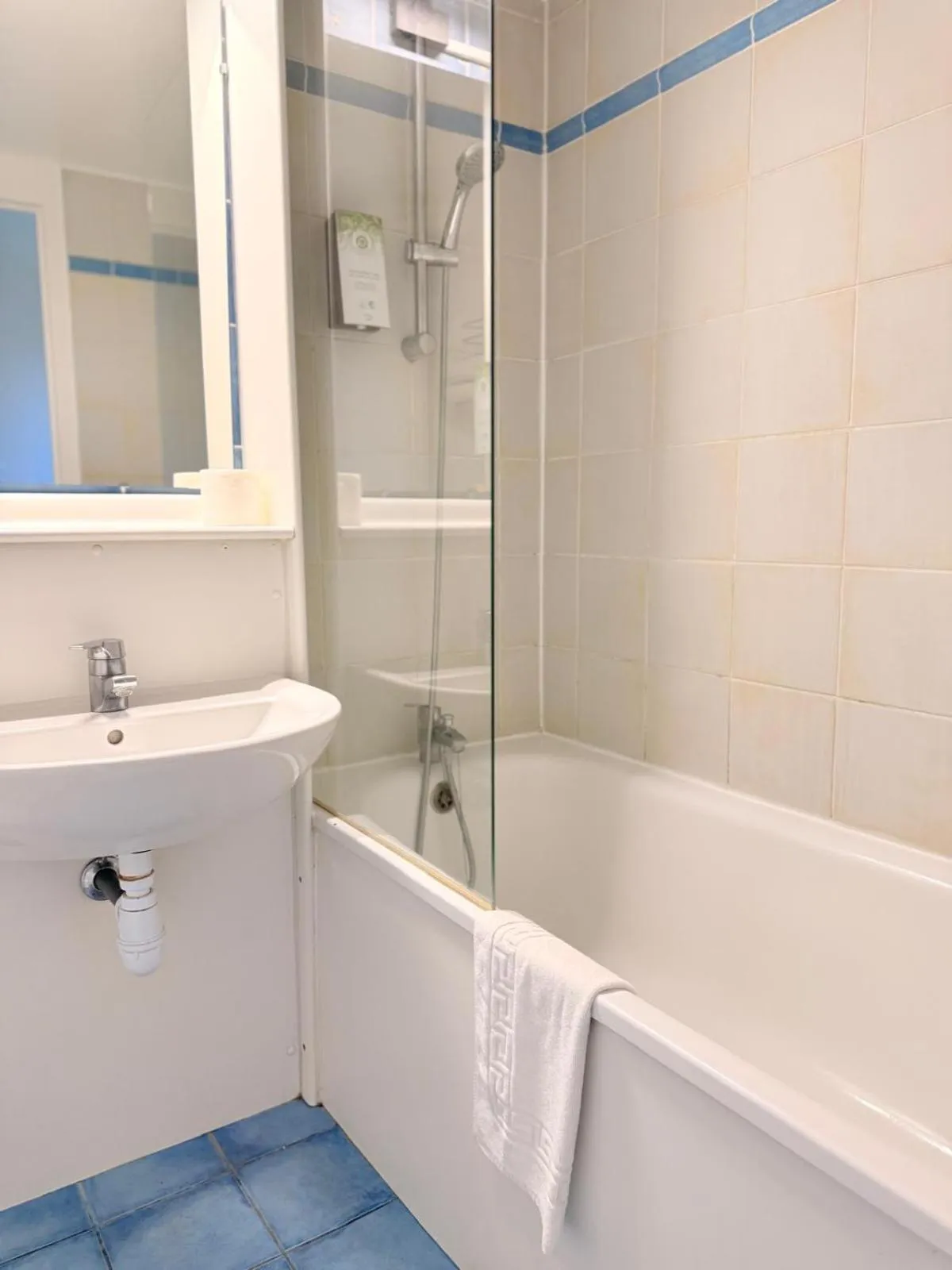 Bathroom in Kyriad Blois Sud - Vineuil