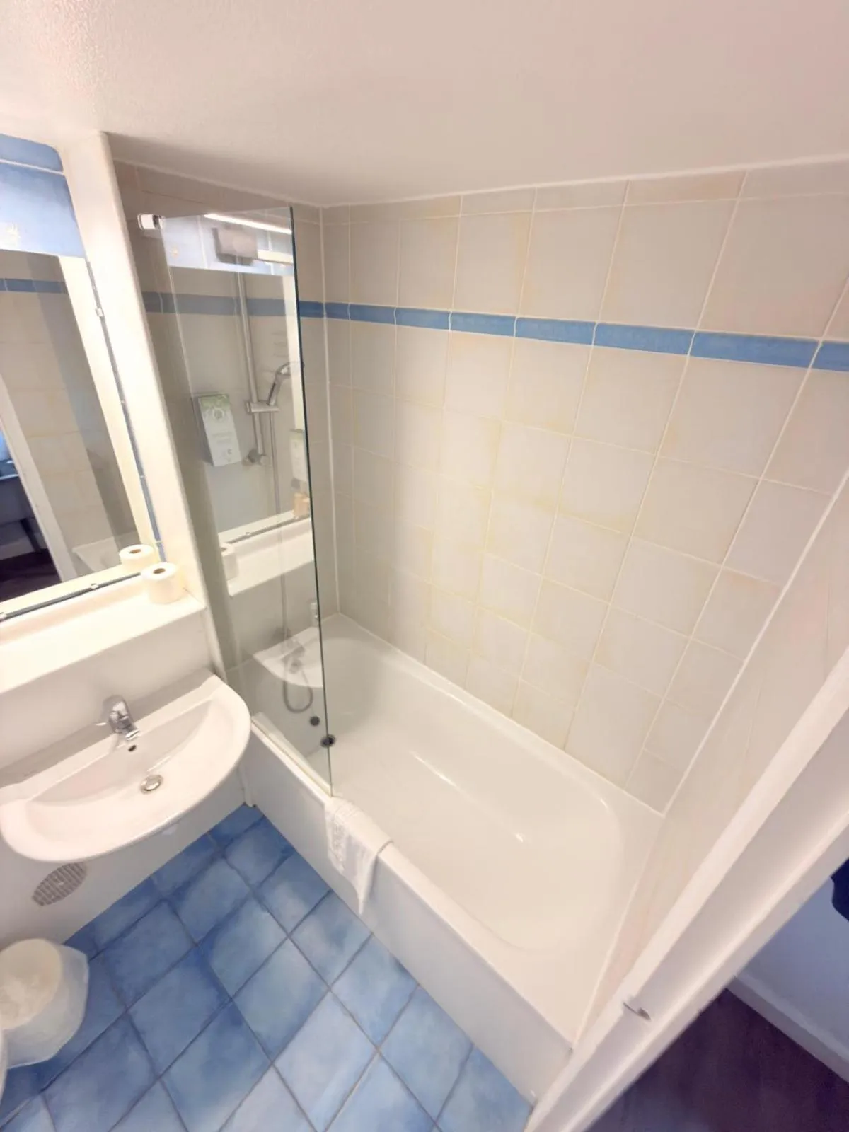 Bathroom in Kyriad Blois Sud - Vineuil