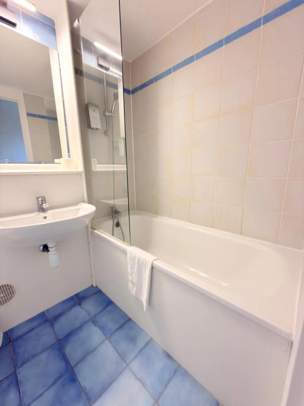 Bedroom in Kyriad Blois Sud - Vineuil