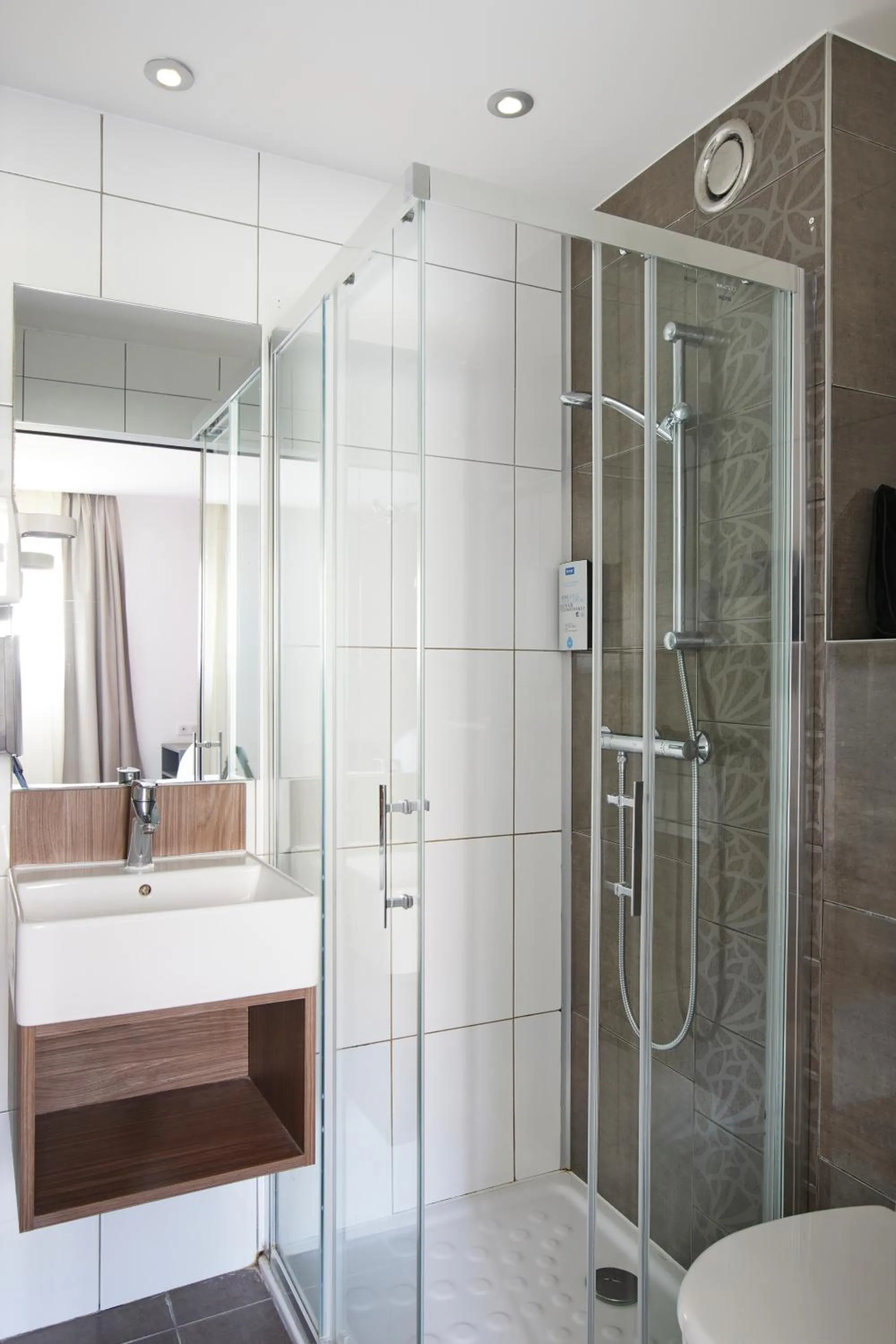 Bathroom in Hôtel restaurant Kyriad Fréjus