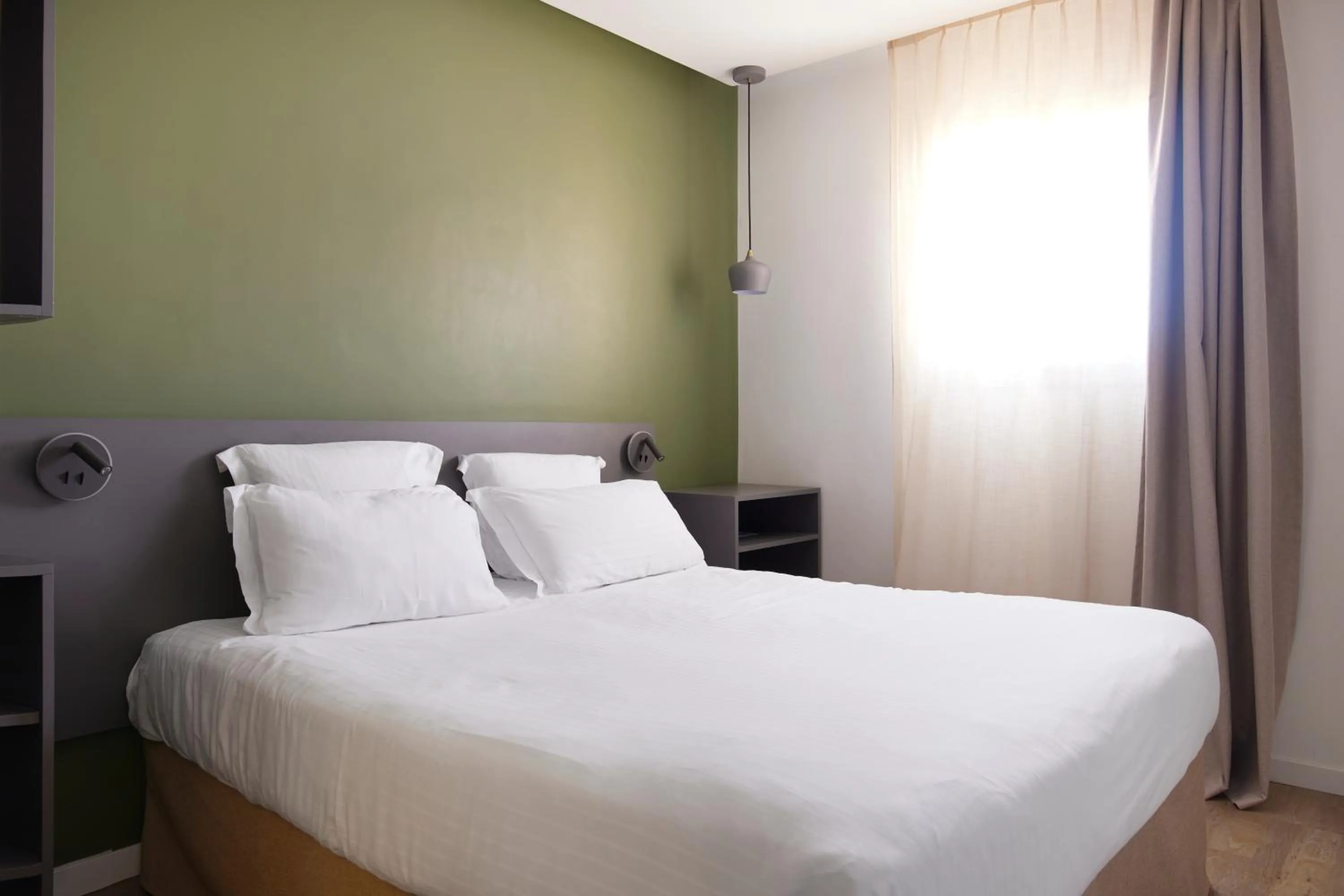 Bedroom, Bed in Hôtel restaurant Kyriad Fréjus