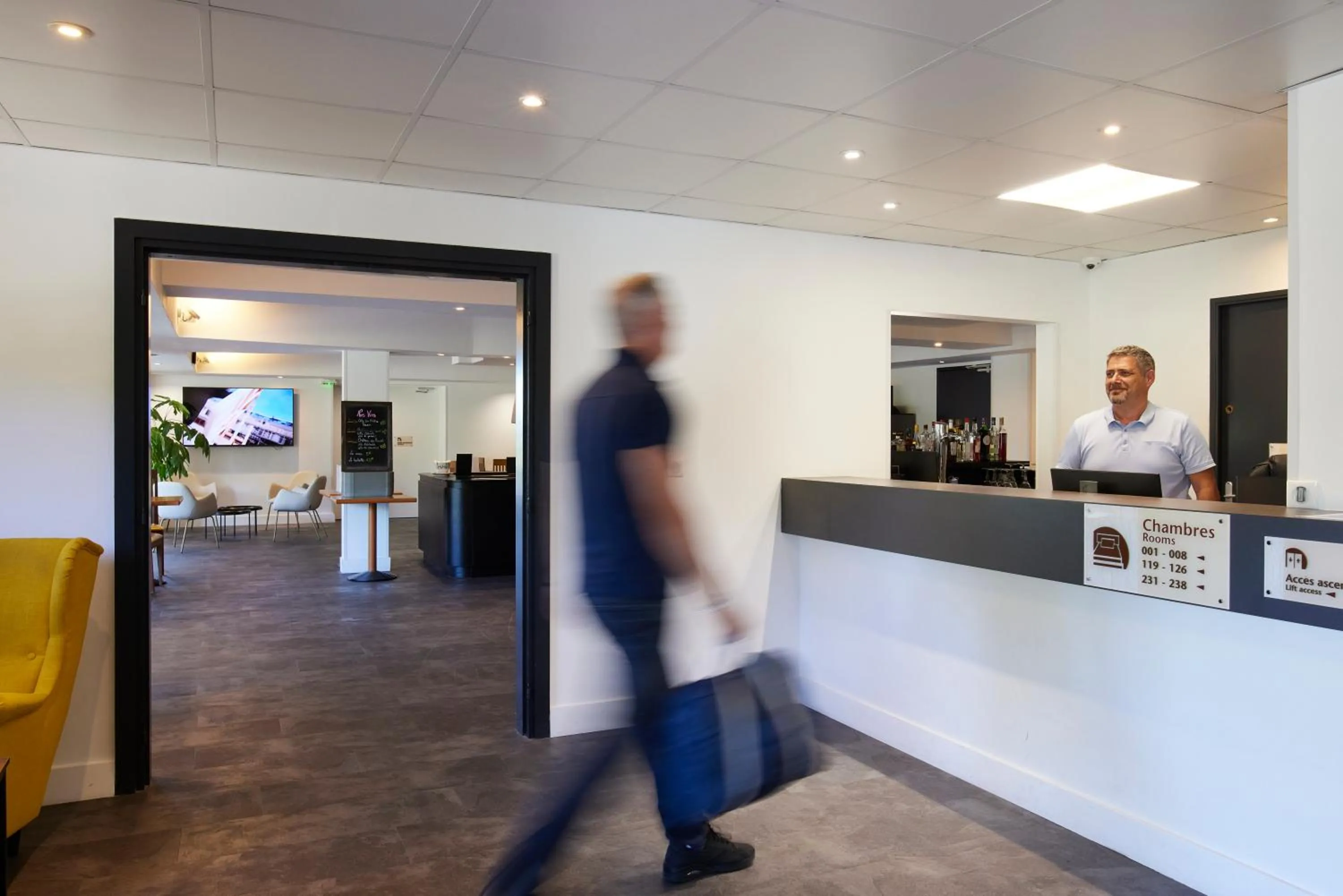 Lobby or reception in Hôtel restaurant Kyriad Fréjus