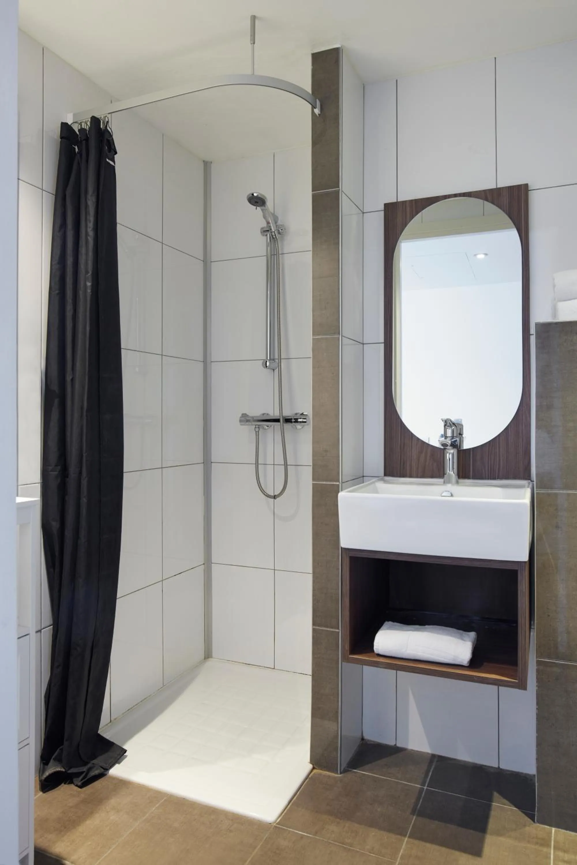 Bathroom in Hôtel restaurant Kyriad Fréjus