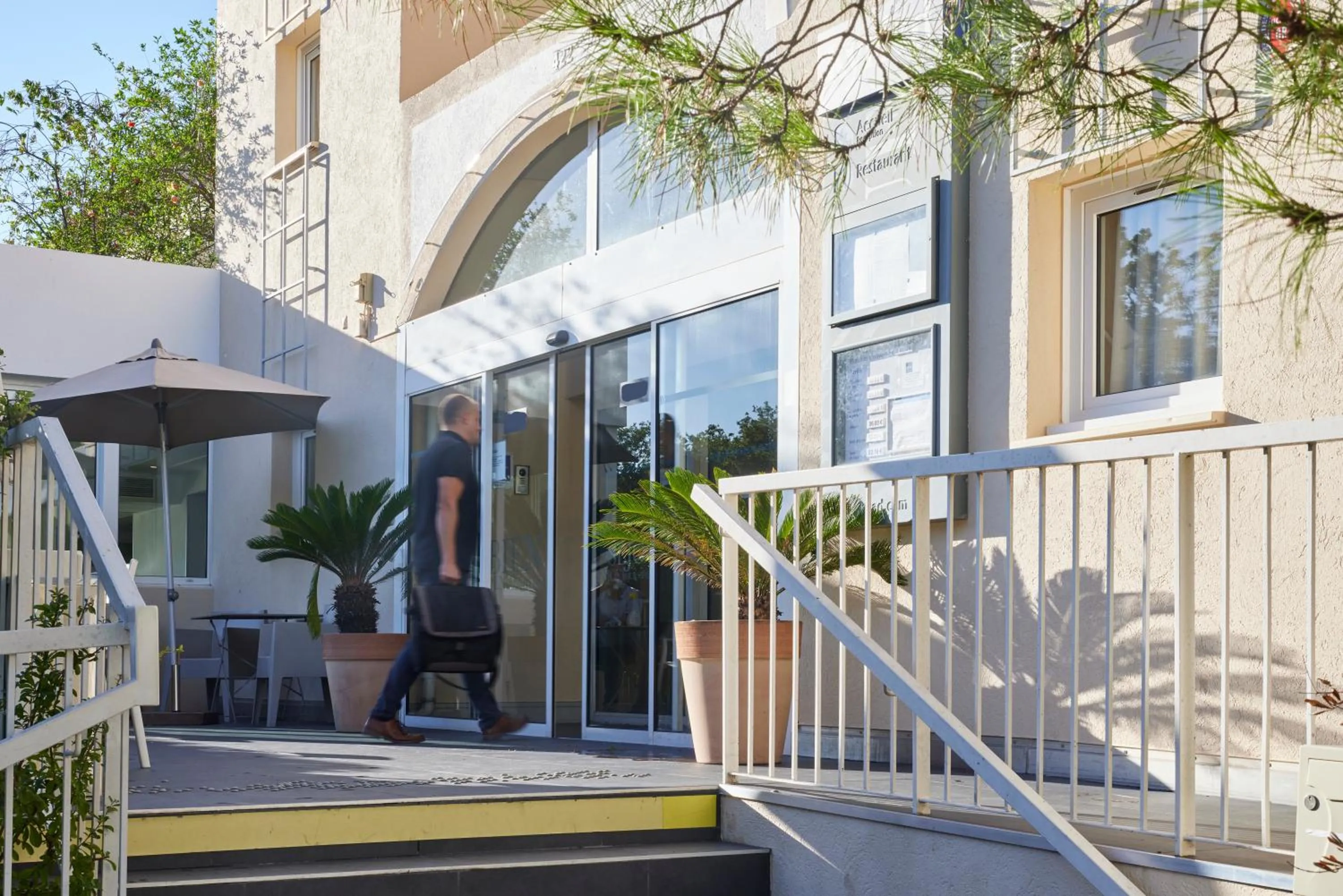 Property building in Hôtel restaurant Kyriad Fréjus