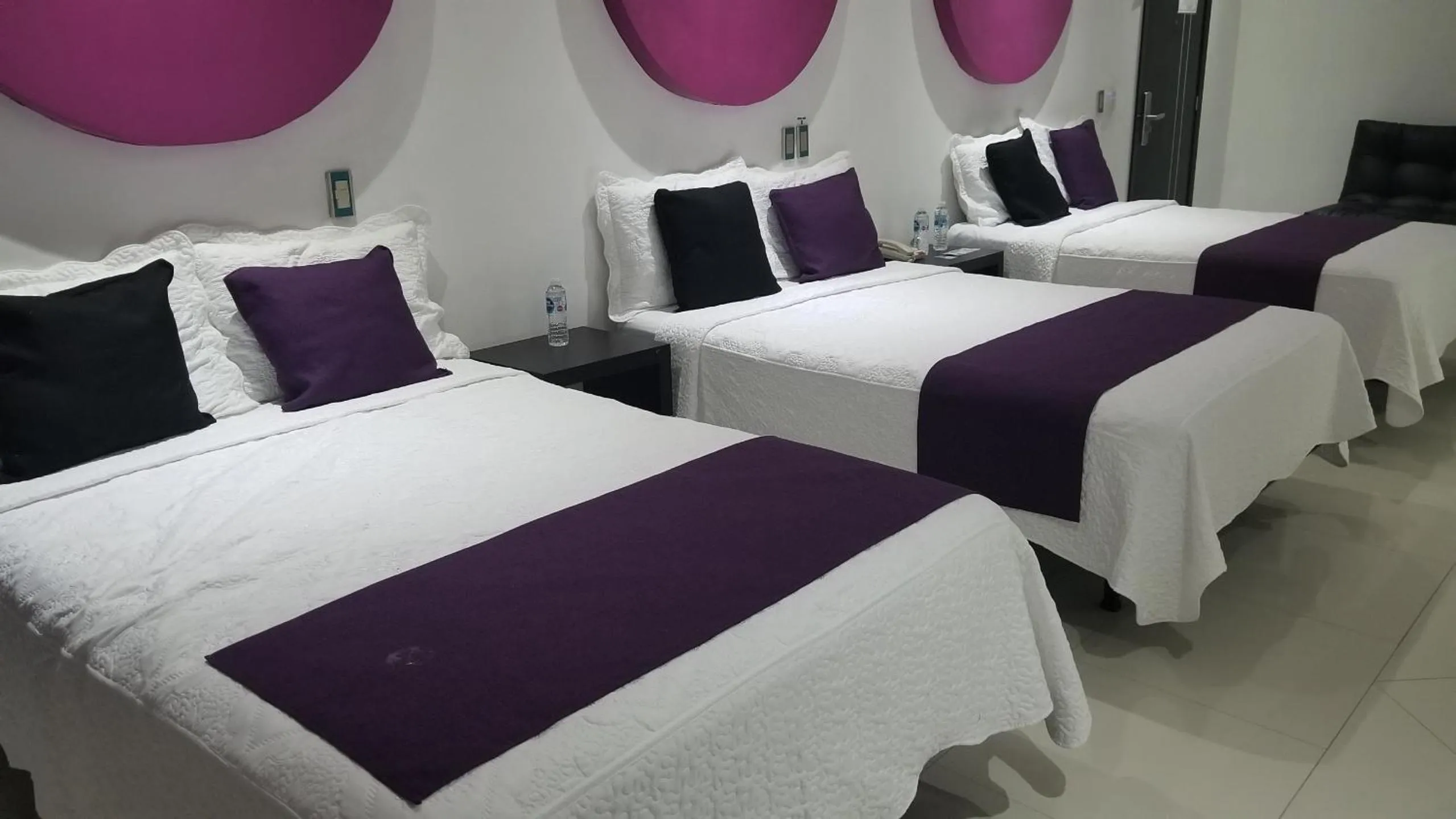 Photo of the whole room in Hotel Dluxe