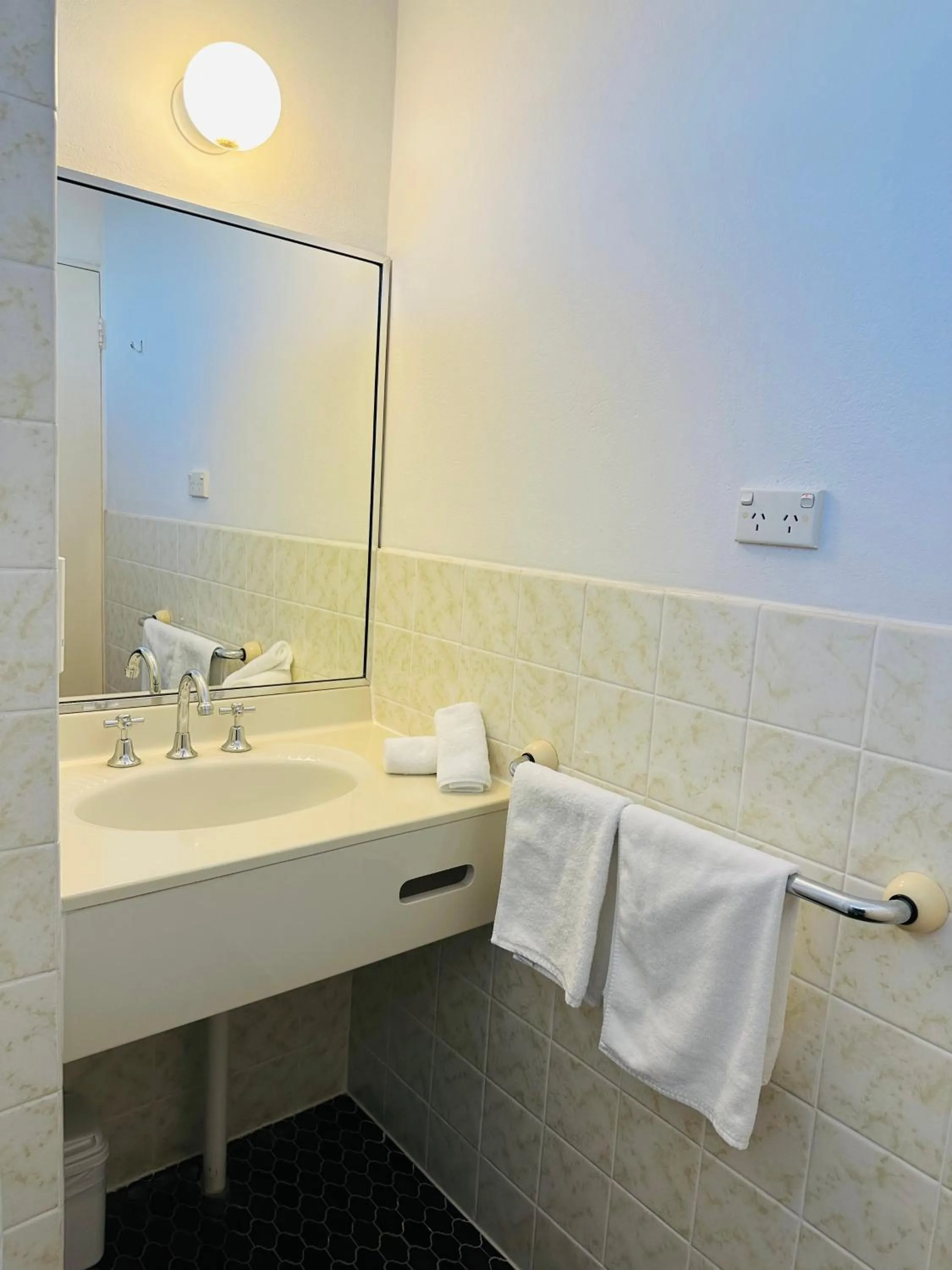 Bathroom in Junee Motor Inn