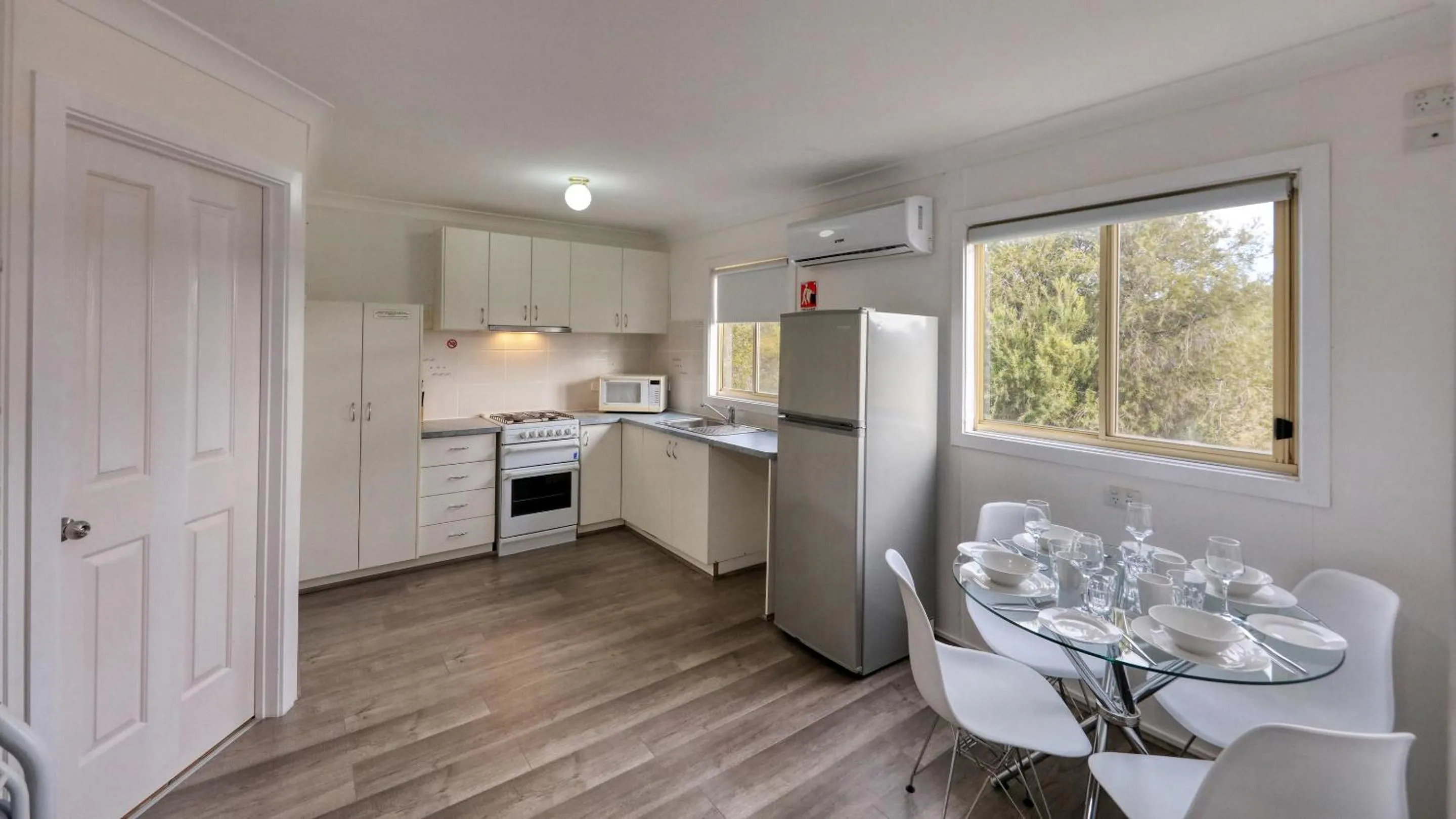 Kitchen or kitchenette in Junee Motor Inn