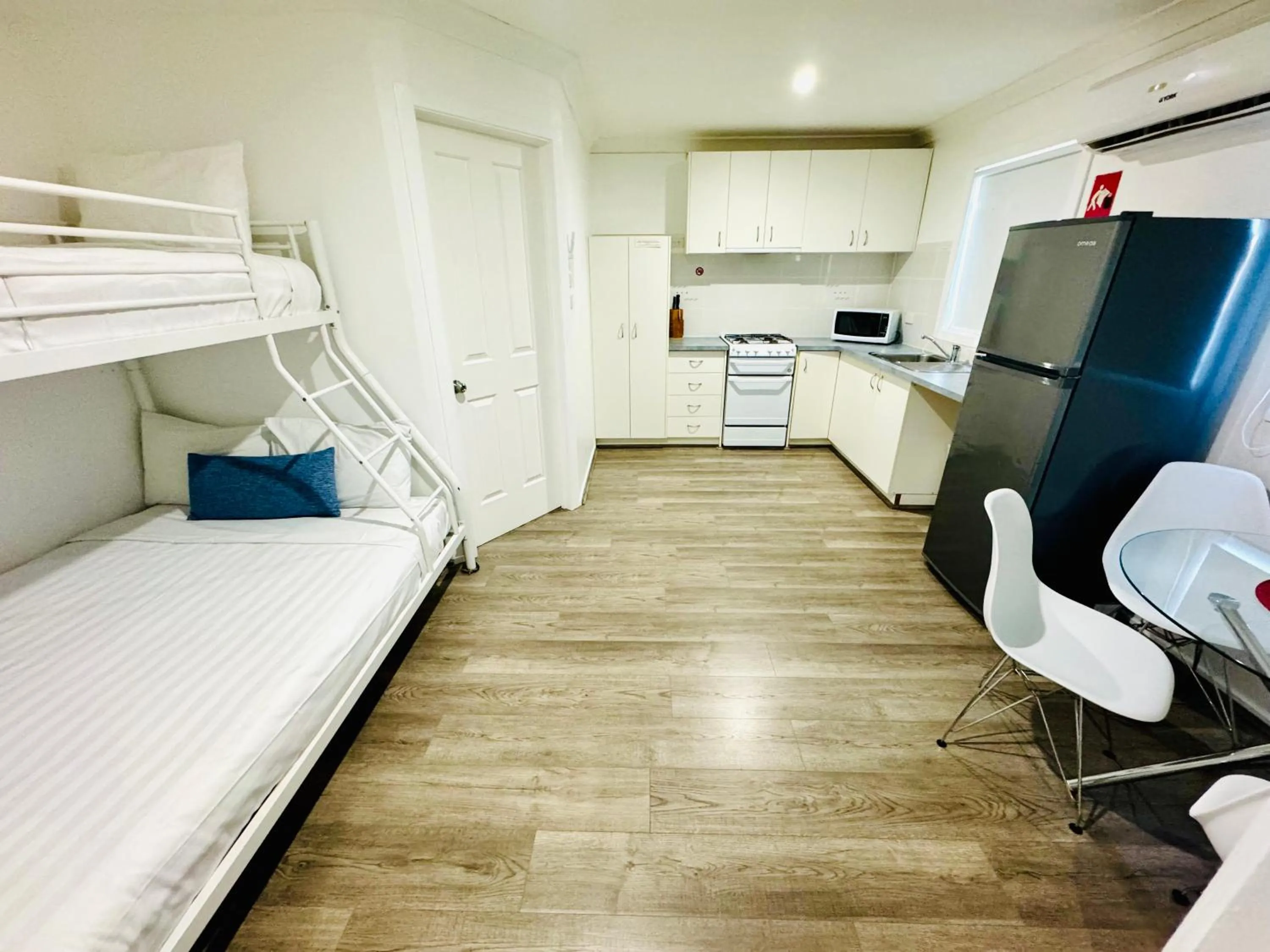 Kitchen or kitchenette, Bed in Junee Motor Inn