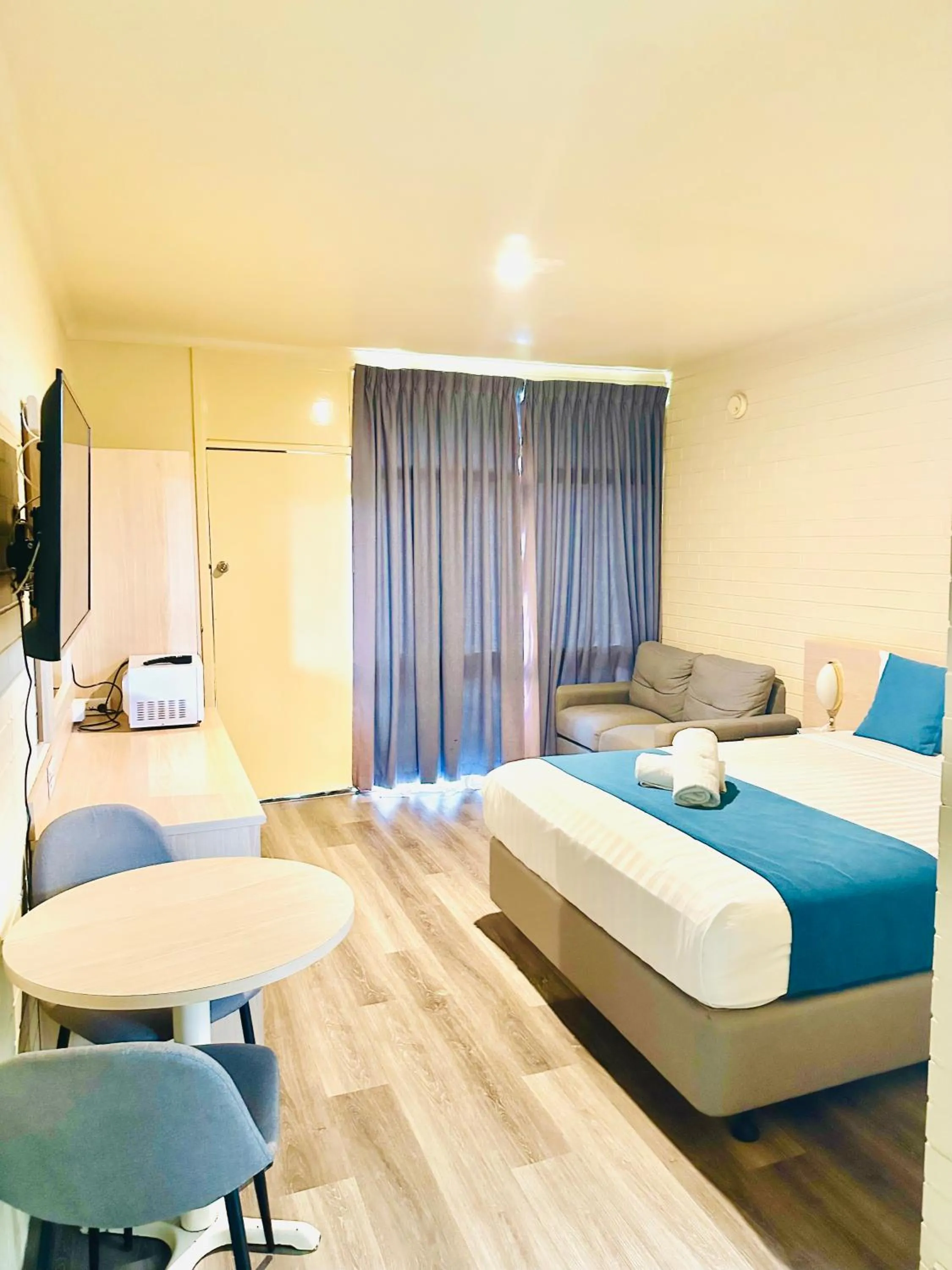 Bed in Junee Motor Inn