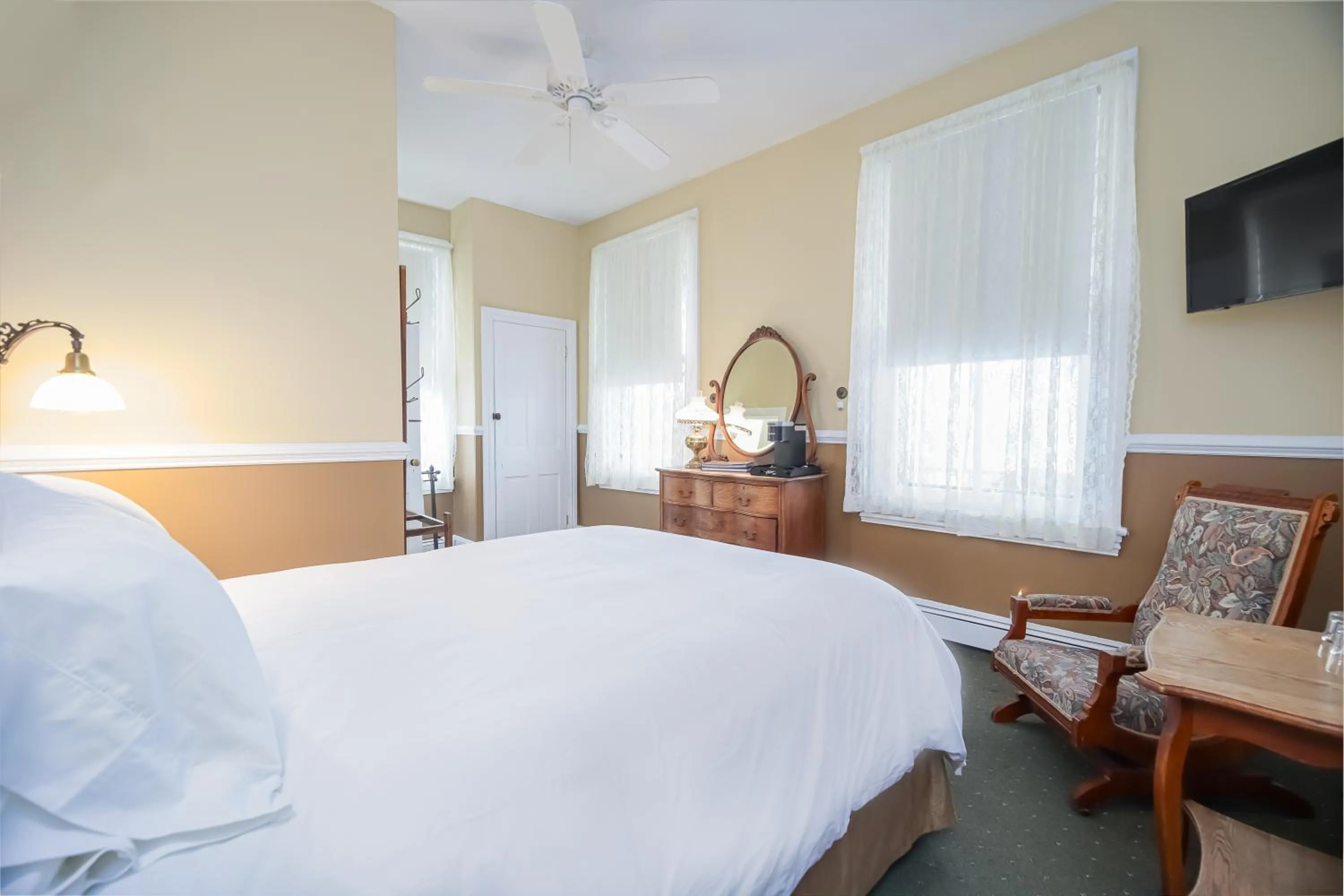 Deluxe Queen Room in Bedford Inn