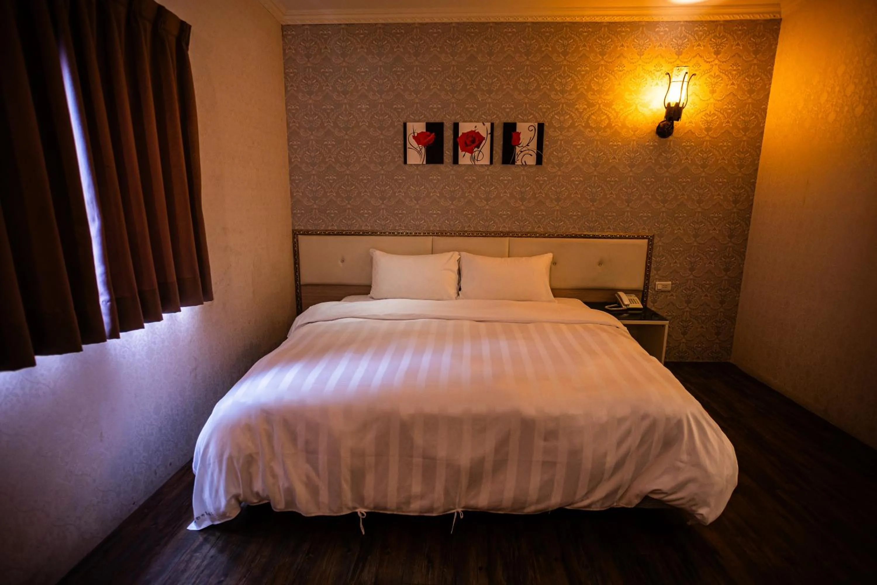 Bed in Jungle City Motel