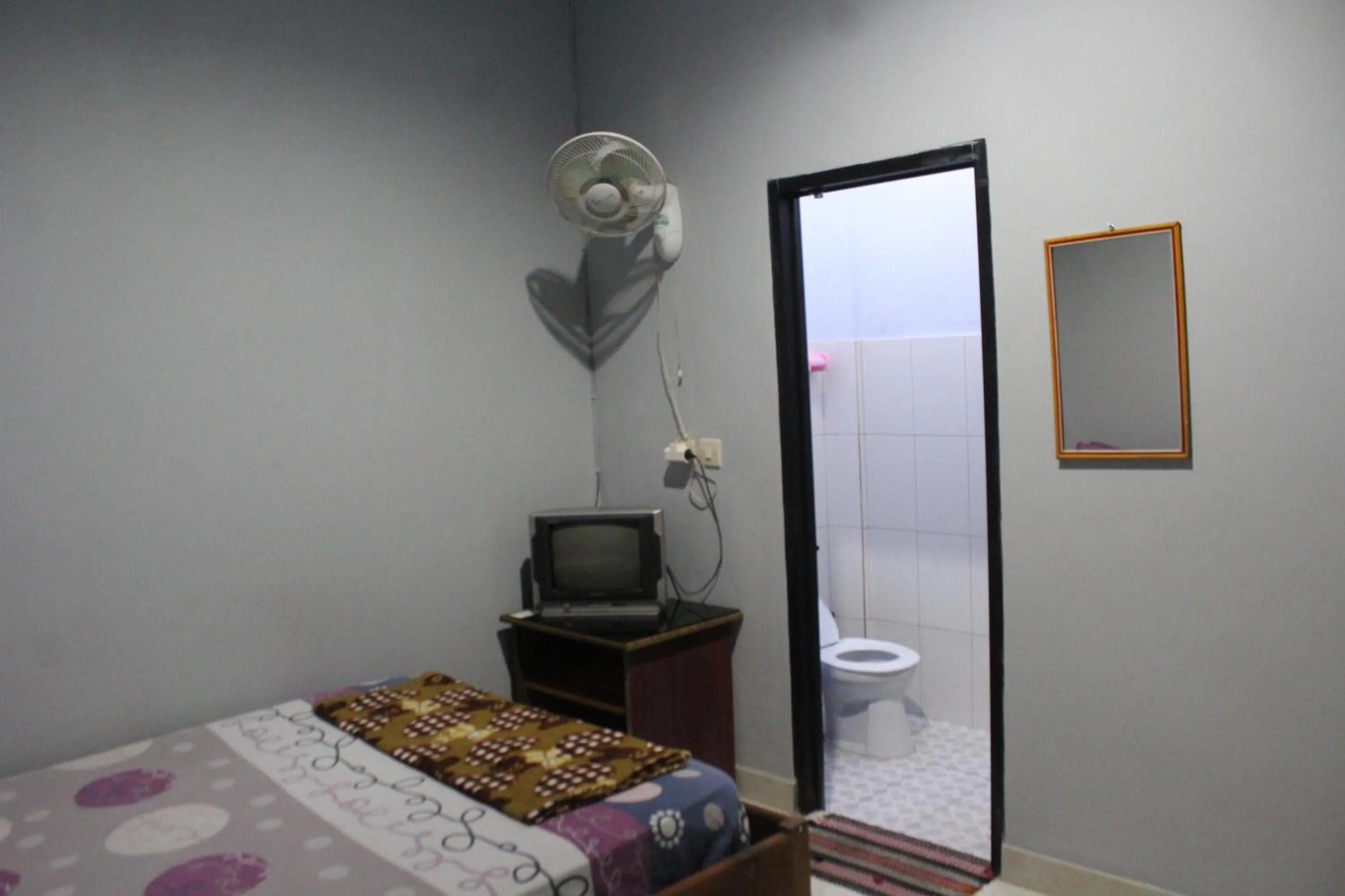 Bathroom, Bed in Penginapan Artha