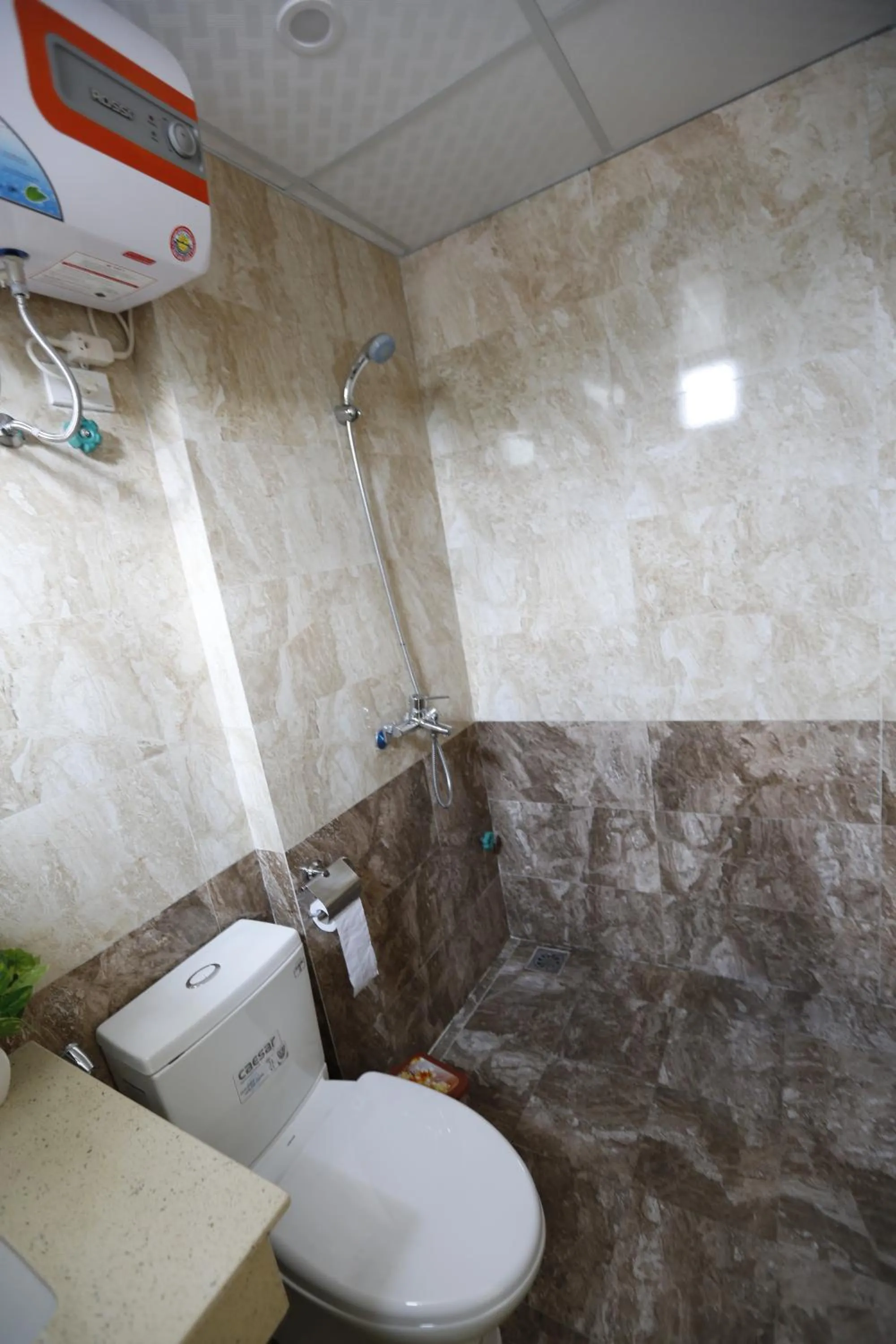 Bathroom in Hoang Ngoc Hotel