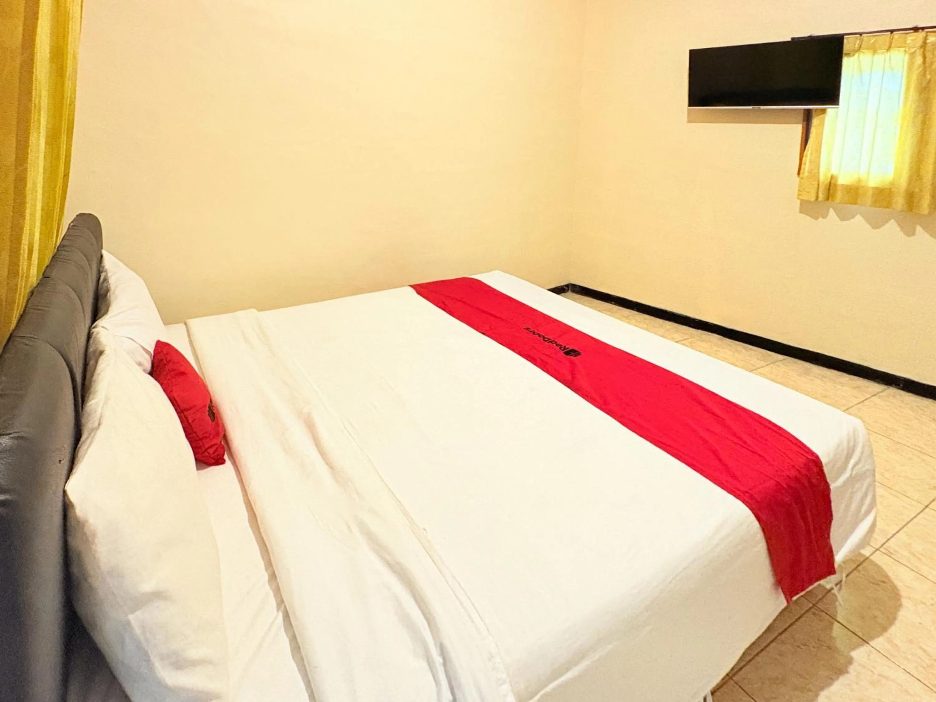 Bedroom, Bed in RedDoorz Syariah at Nusa Indah near BNS