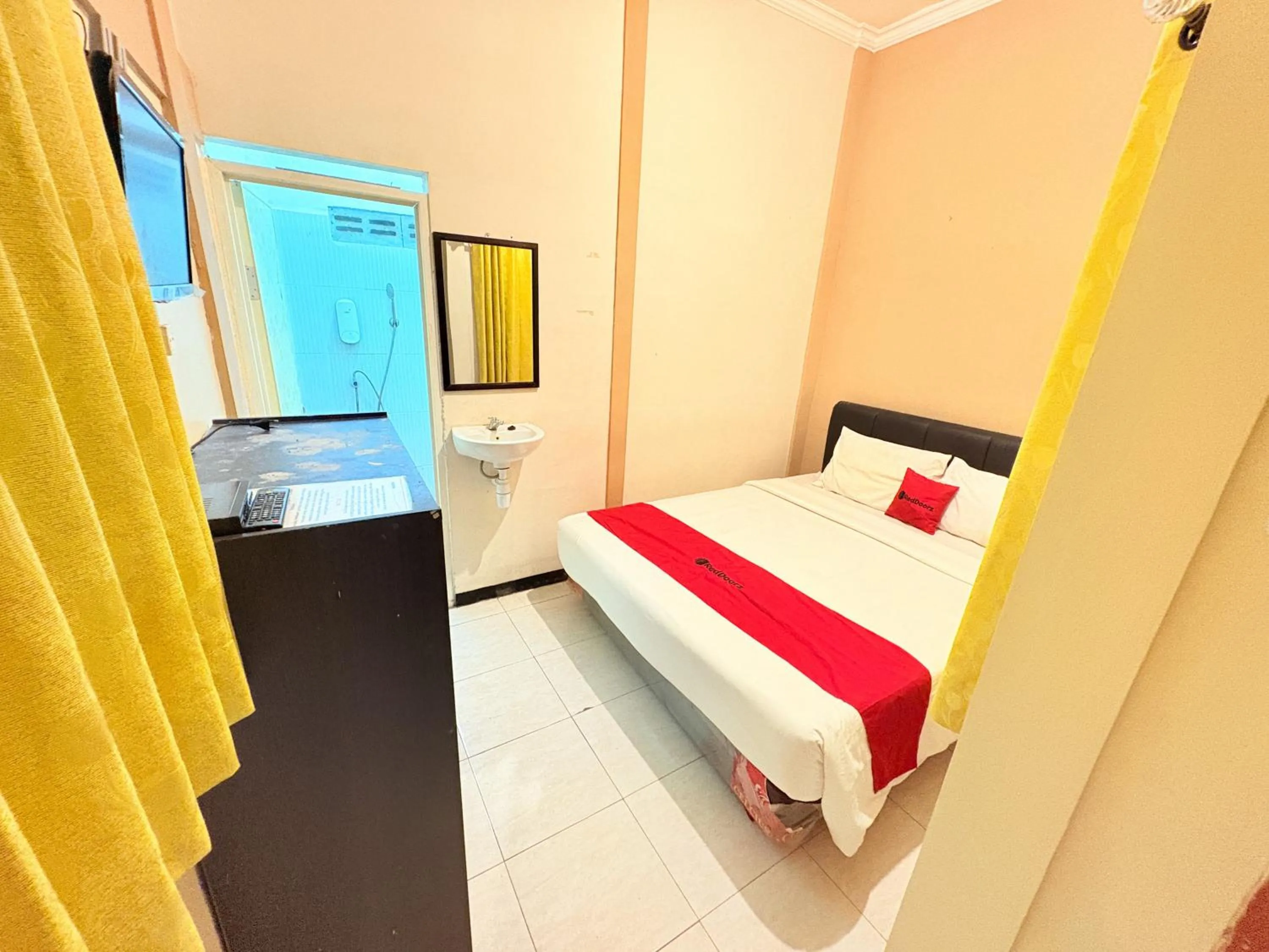 Bedroom, Bed in RedDoorz Syariah at Nusa Indah near BNS