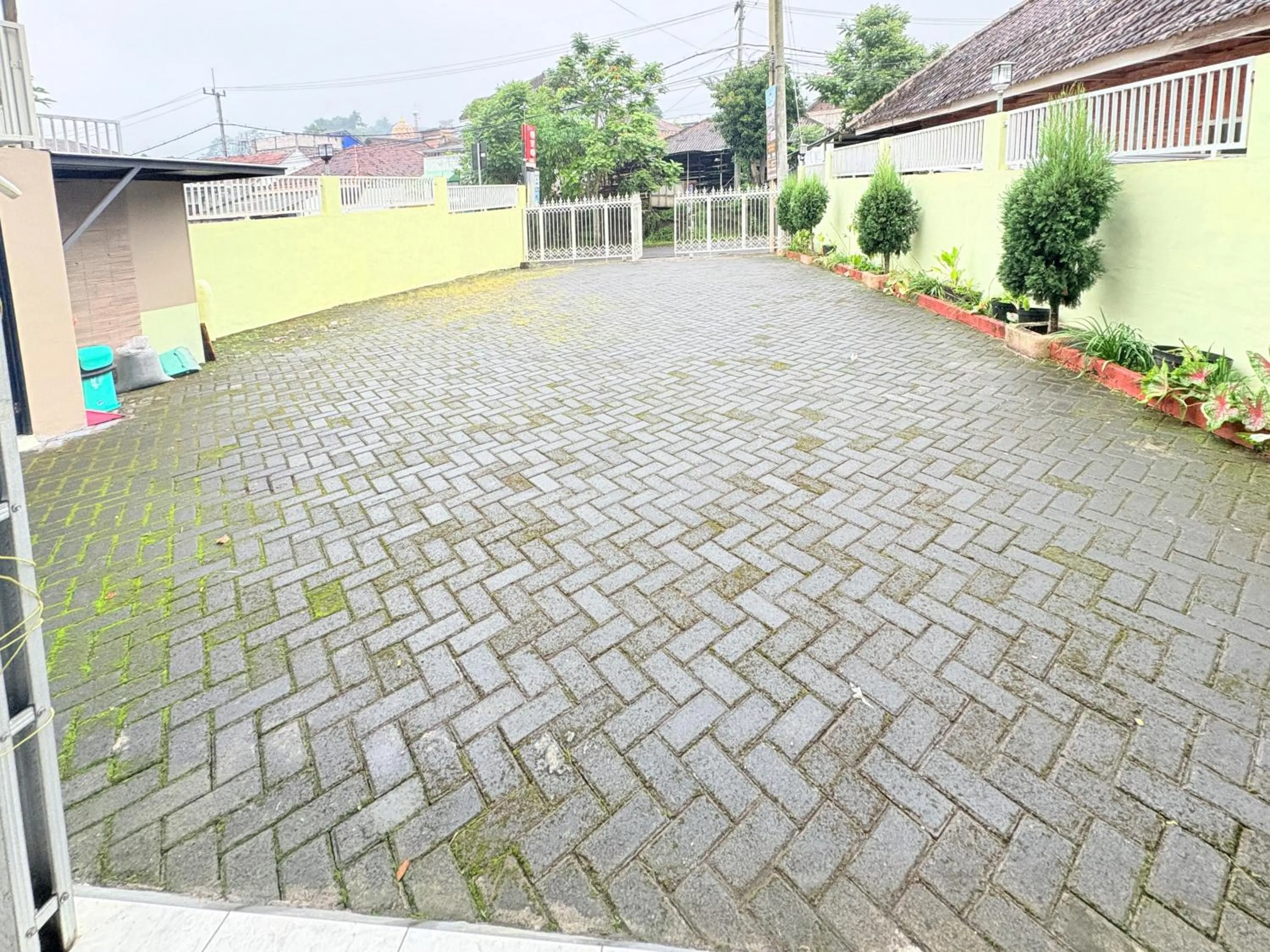 Parking in RedDoorz Syariah at Nusa Indah near BNS