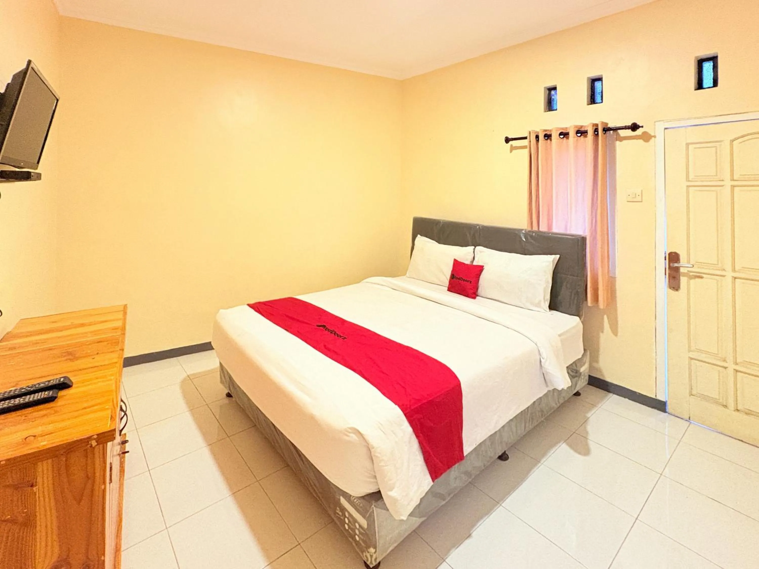 Bedroom, Bed in RedDoorz Syariah at Nusa Indah near BNS