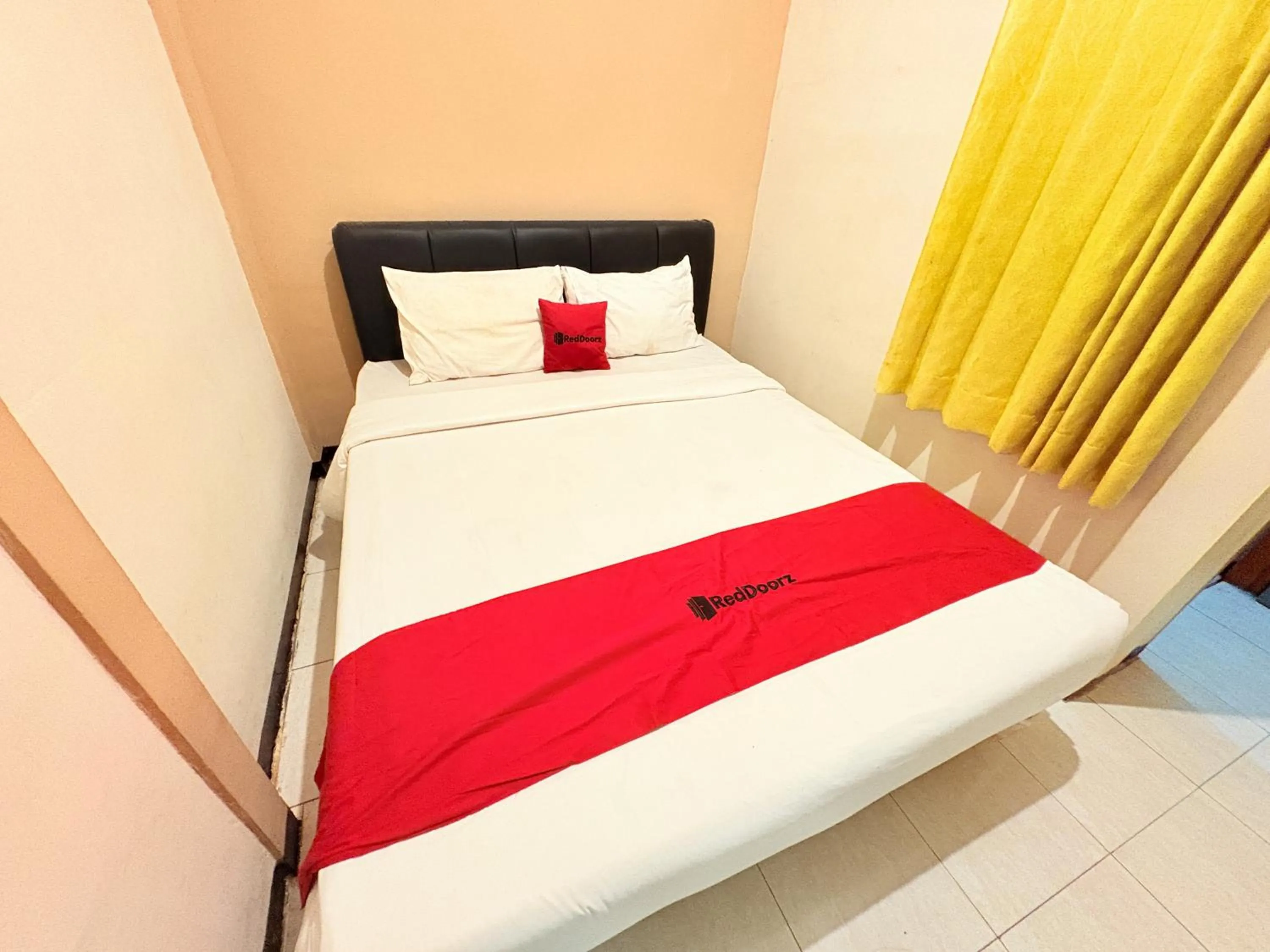 Bedroom, Bed in RedDoorz Syariah at Nusa Indah near BNS