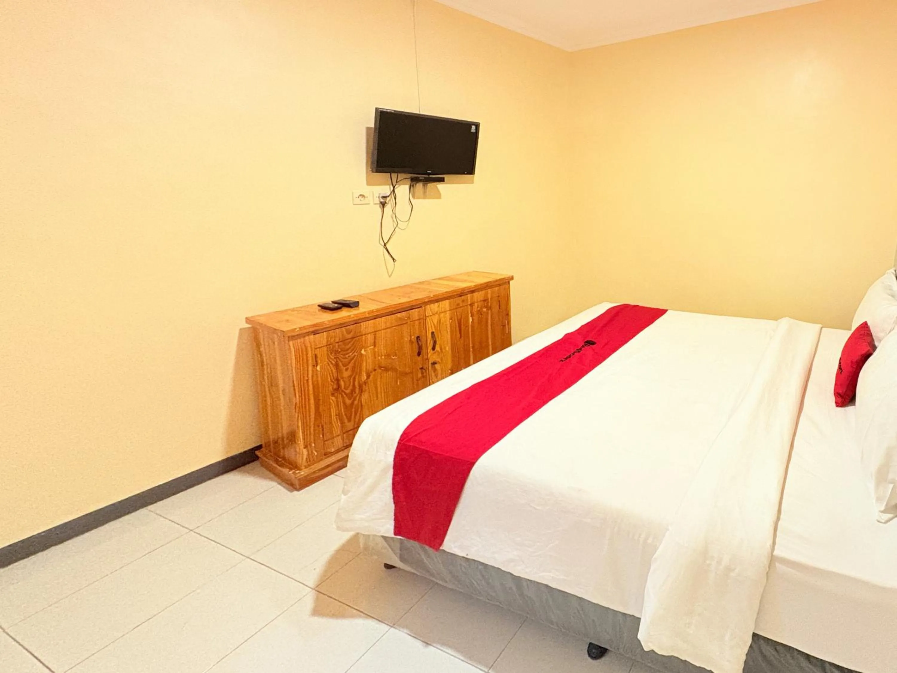 Bedroom, Bed in RedDoorz Syariah at Nusa Indah near BNS