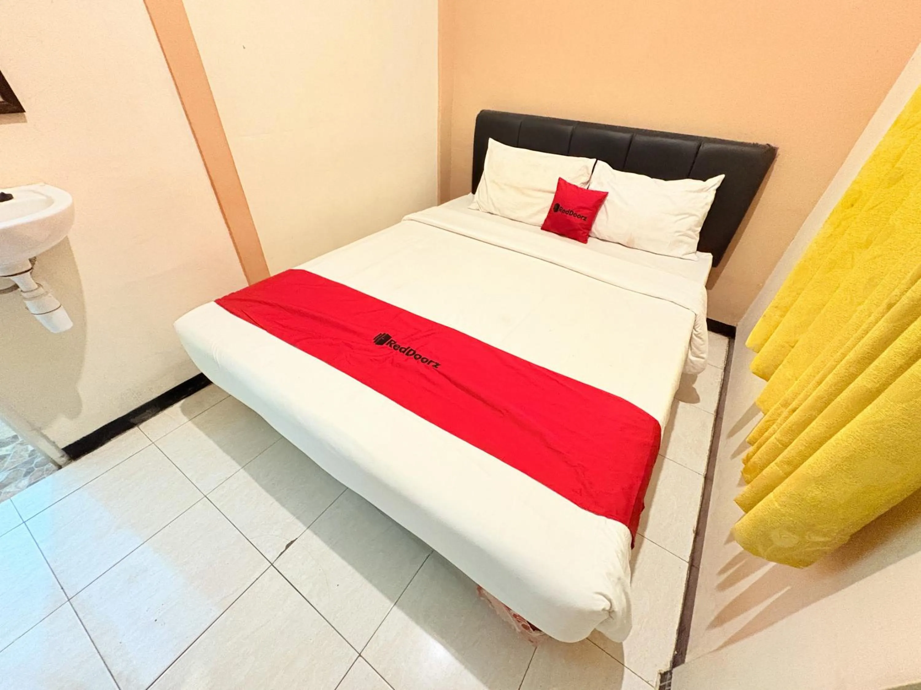 Bedroom, Bed in RedDoorz Syariah at Nusa Indah near BNS