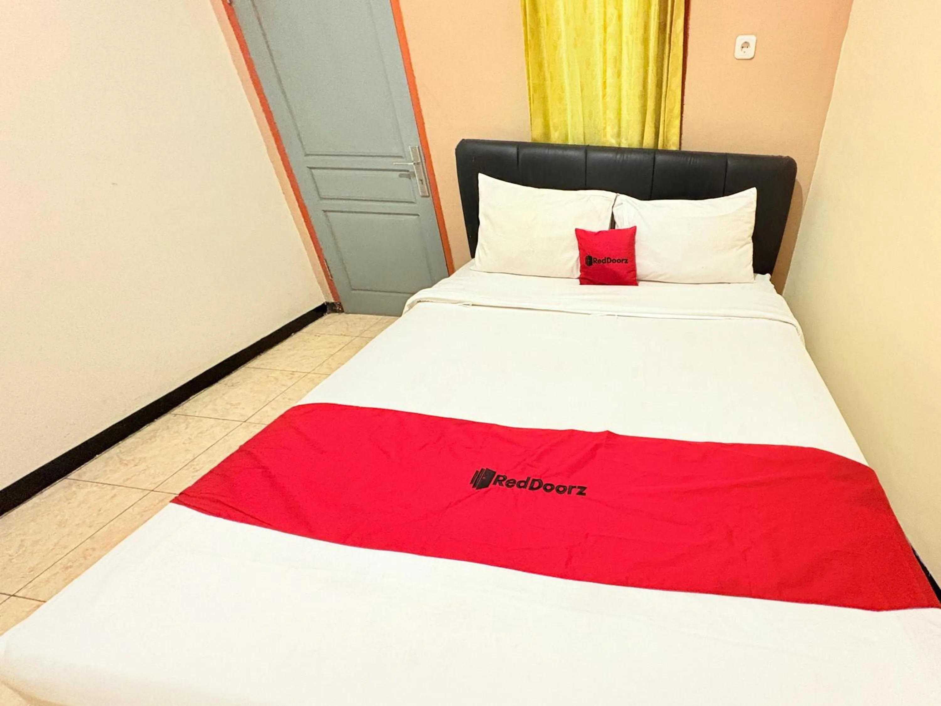Bedroom, Bed in RedDoorz Syariah at Nusa Indah near BNS