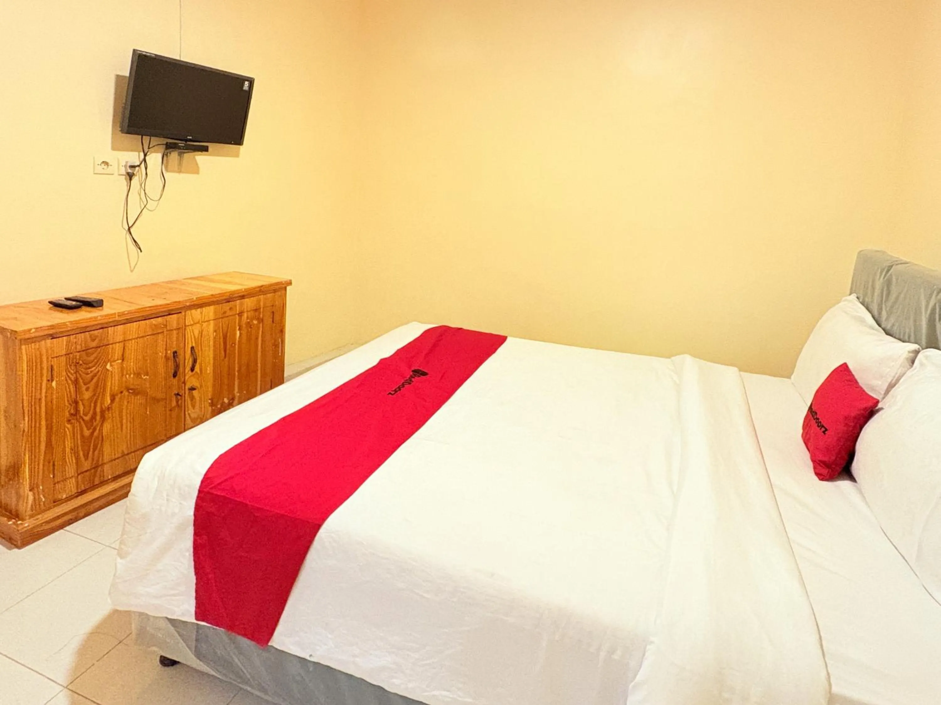 Bedroom, Bed in RedDoorz Syariah at Nusa Indah near BNS