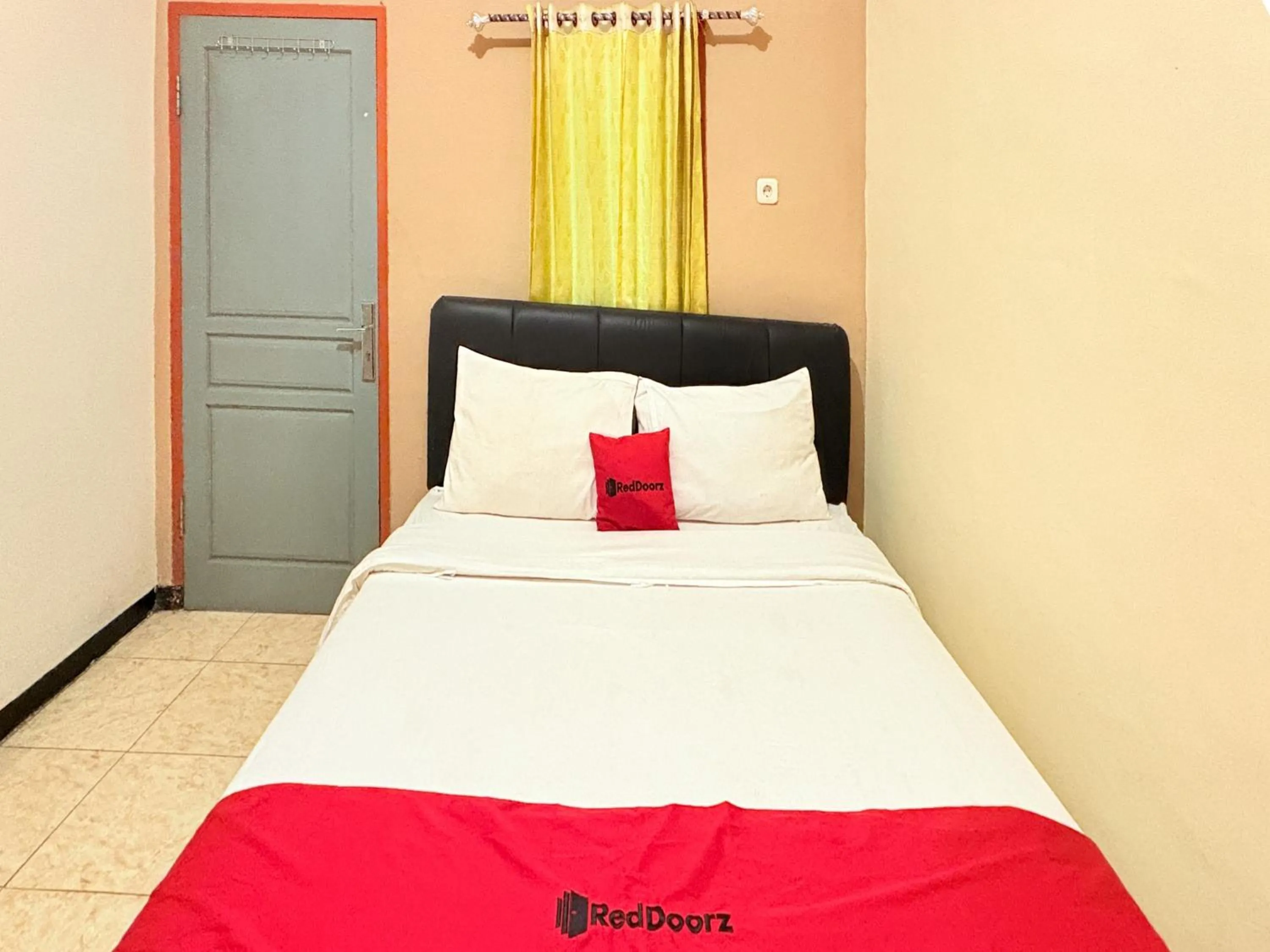 Bedroom, Bed in RedDoorz Syariah at Nusa Indah near BNS