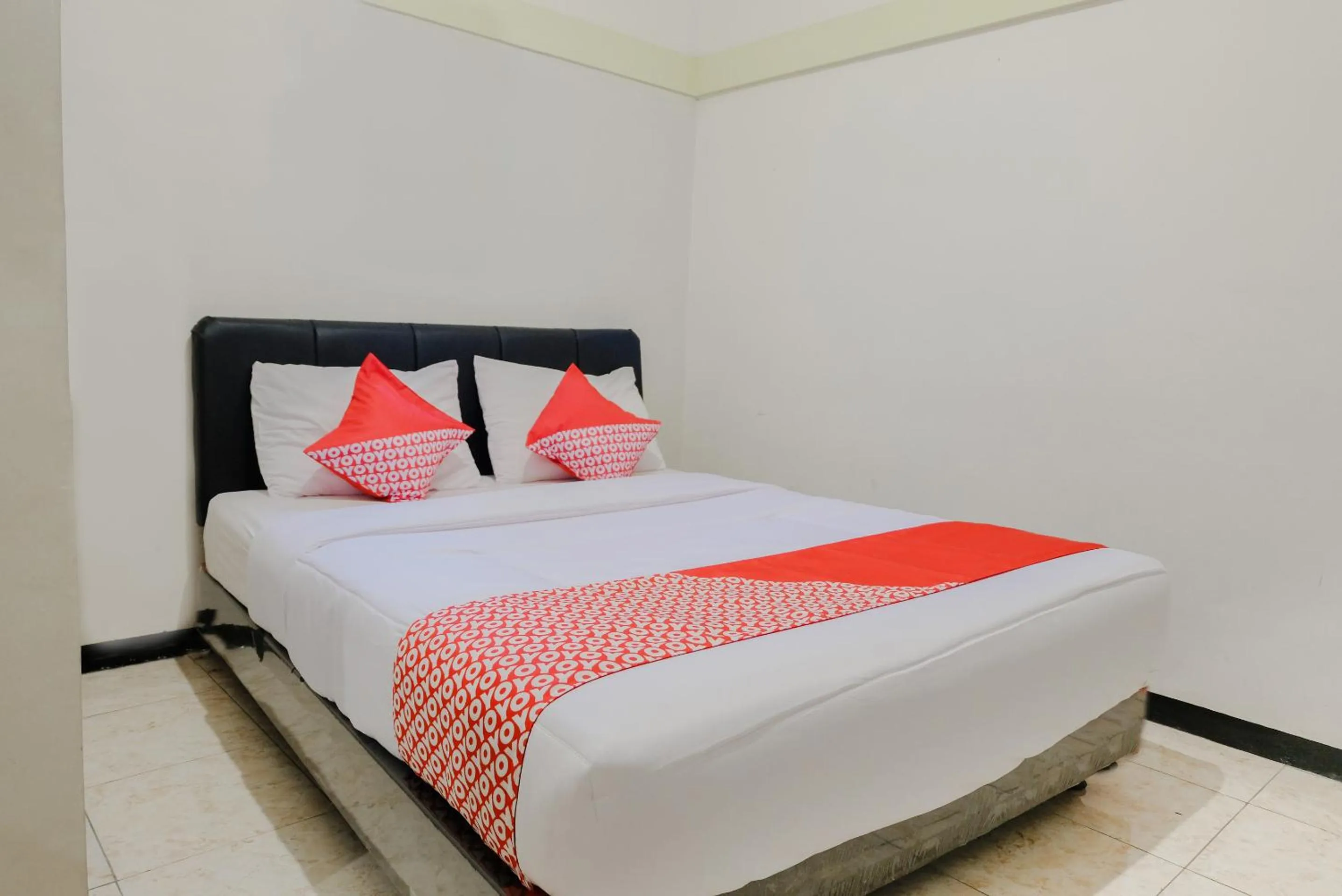 Deluxe Double Room in RedDoorz Syariah at Nusa Indah near BNS