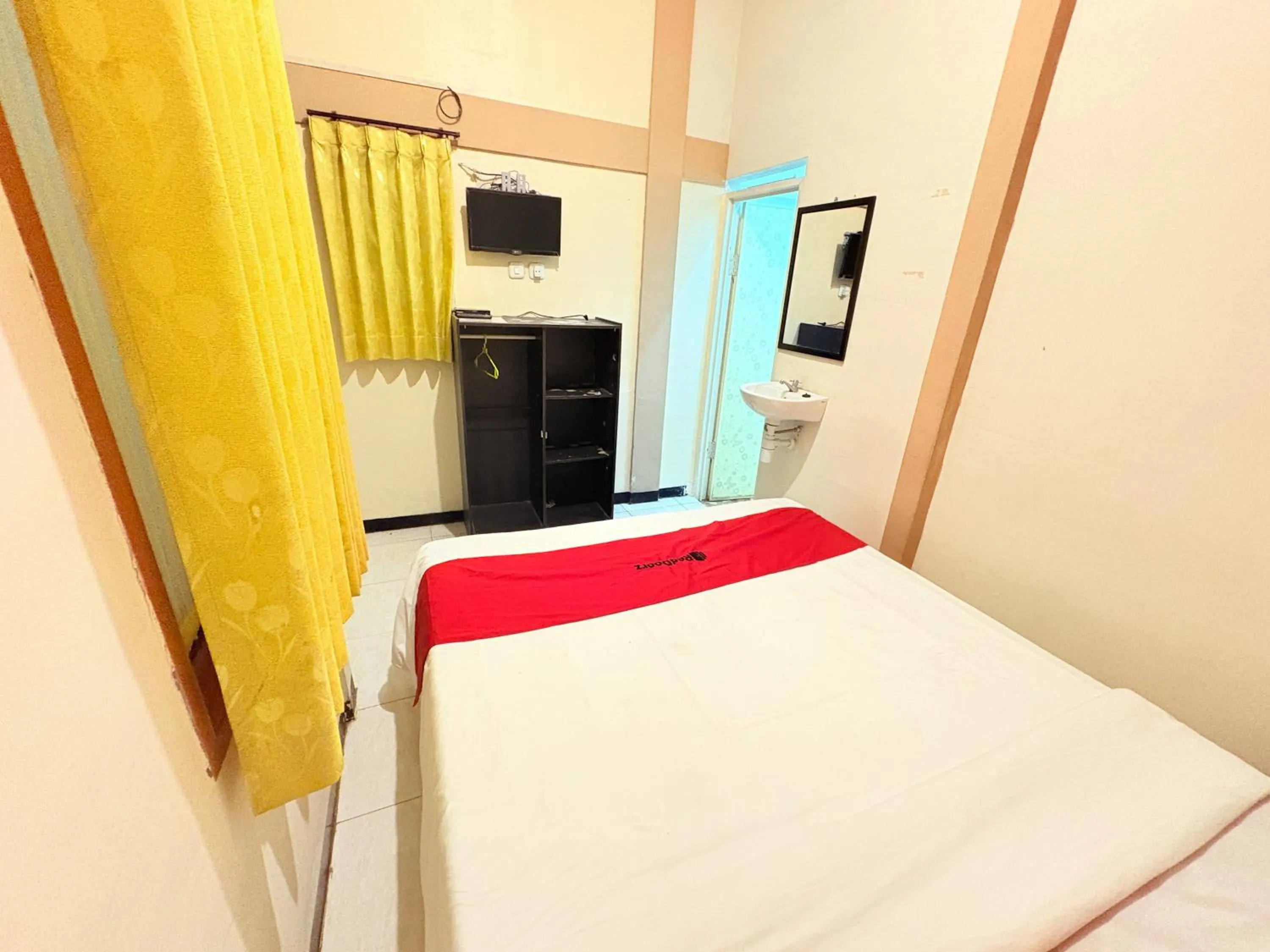 Bedroom, Bed in RedDoorz Syariah at Nusa Indah near BNS