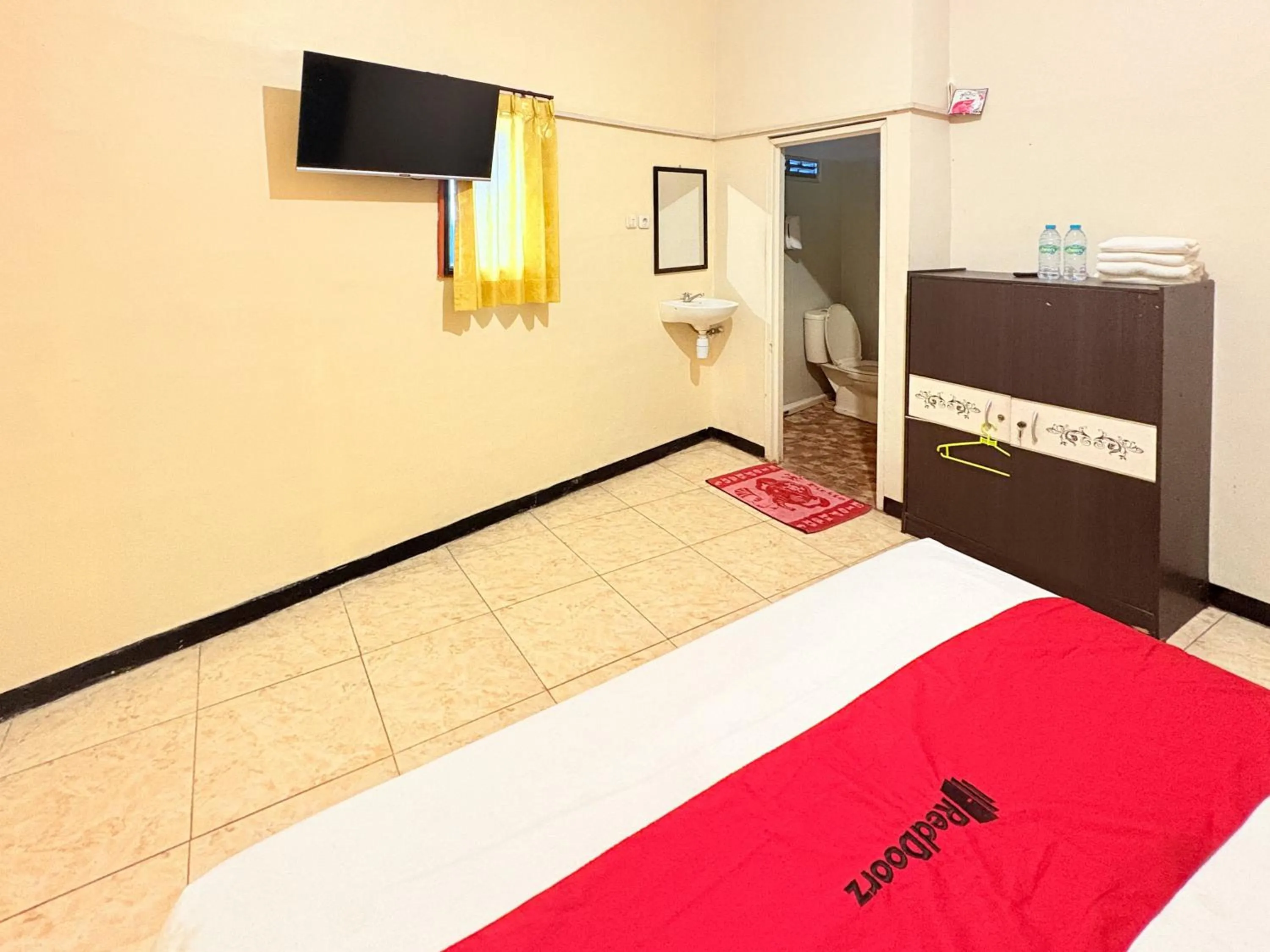 Bedroom, Bed in RedDoorz Syariah at Nusa Indah near BNS