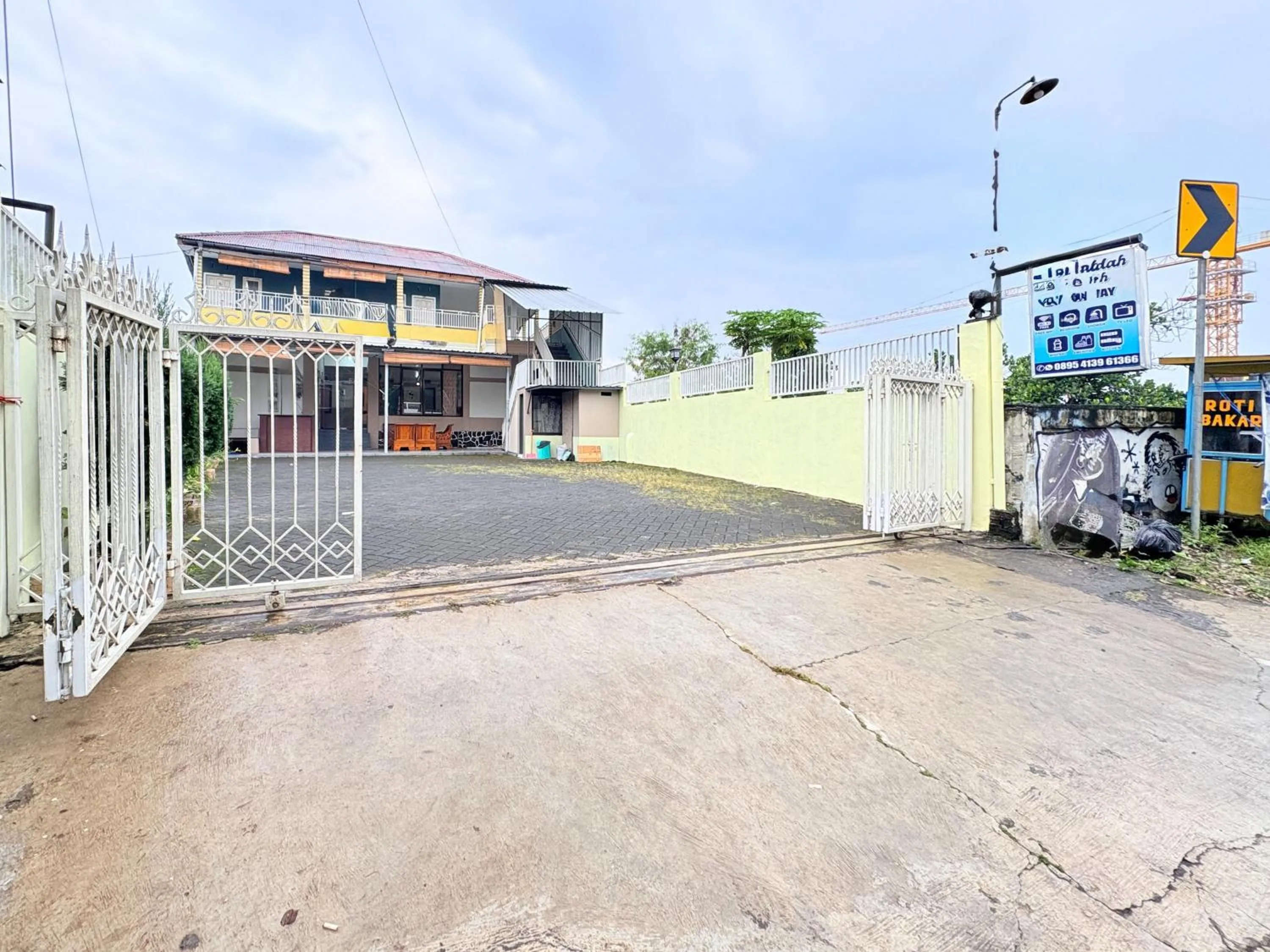 Facade/entrance in RedDoorz Syariah at Nusa Indah near BNS
