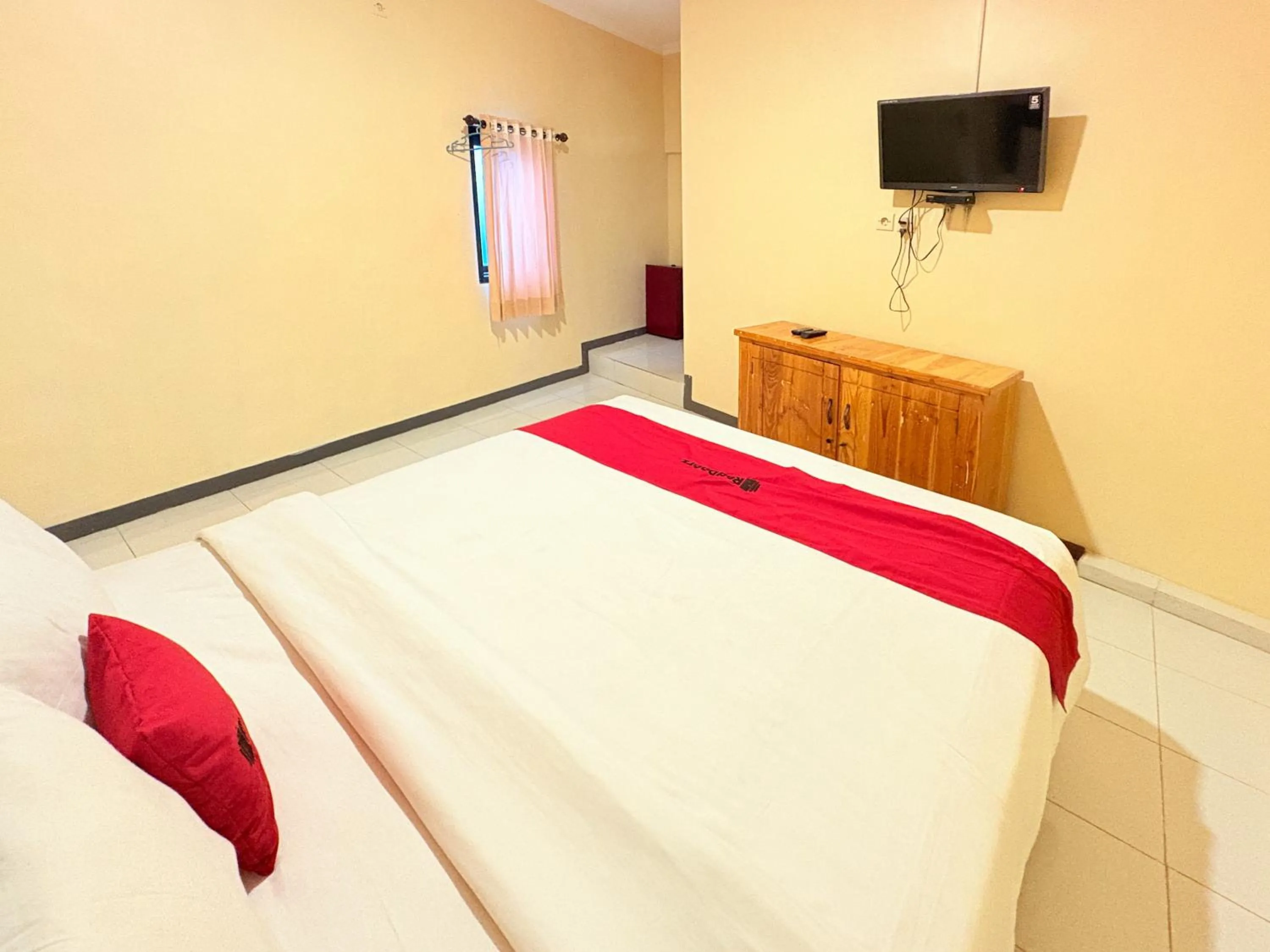 Bedroom, Bed in RedDoorz Syariah at Nusa Indah near BNS