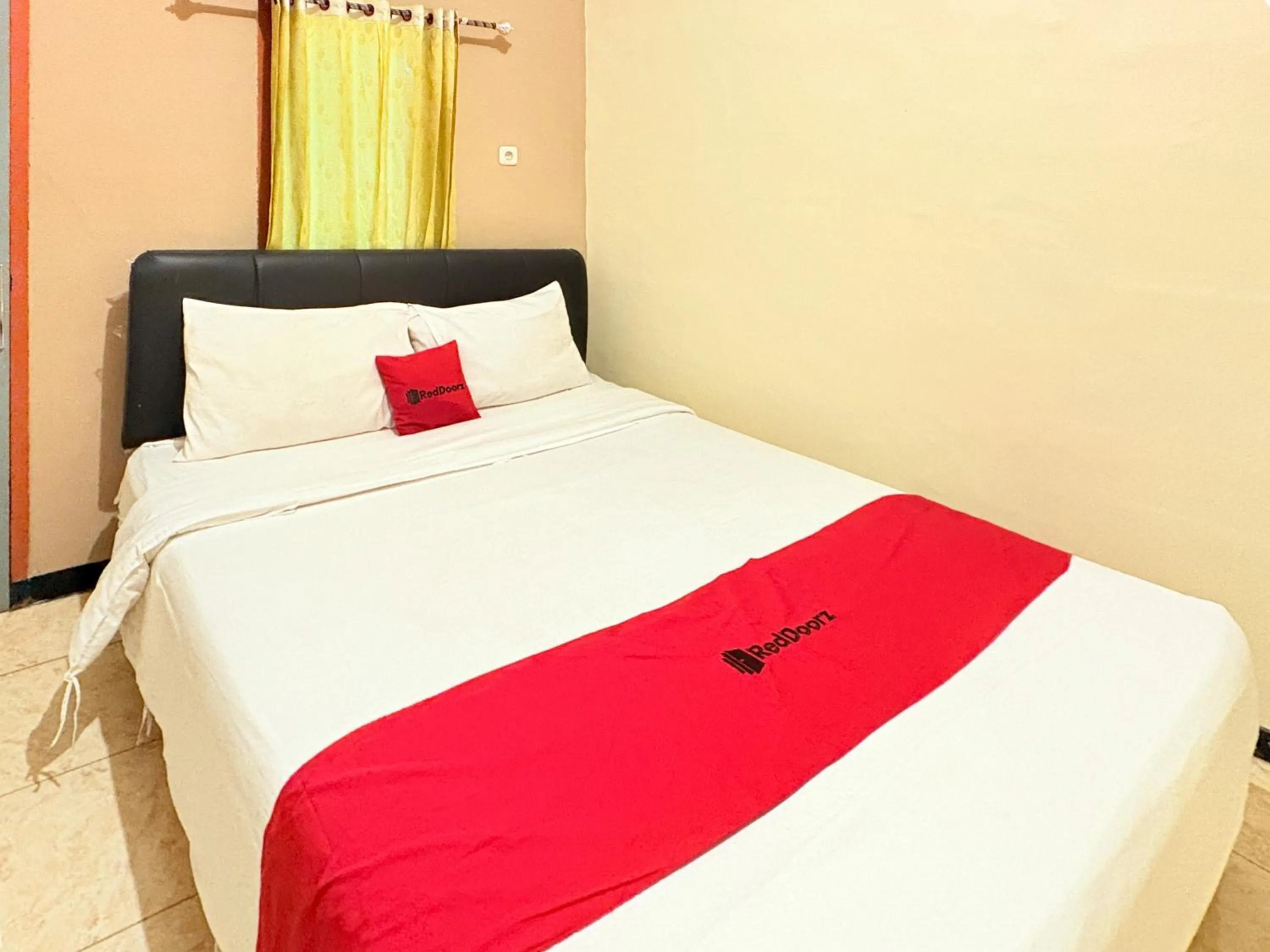 Bedroom, Bed in RedDoorz Syariah at Nusa Indah near BNS