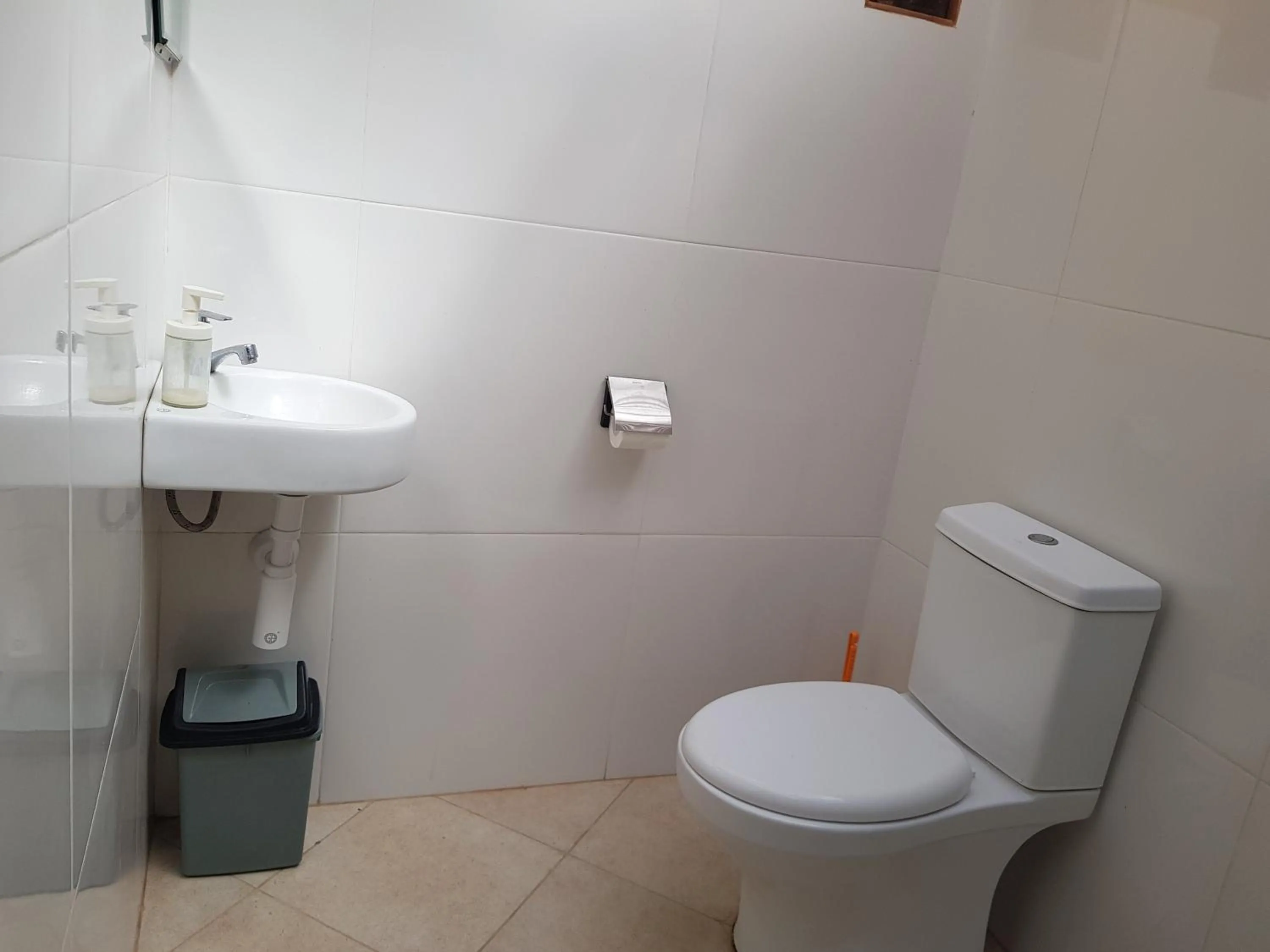 Toilet in Bidara Cottage