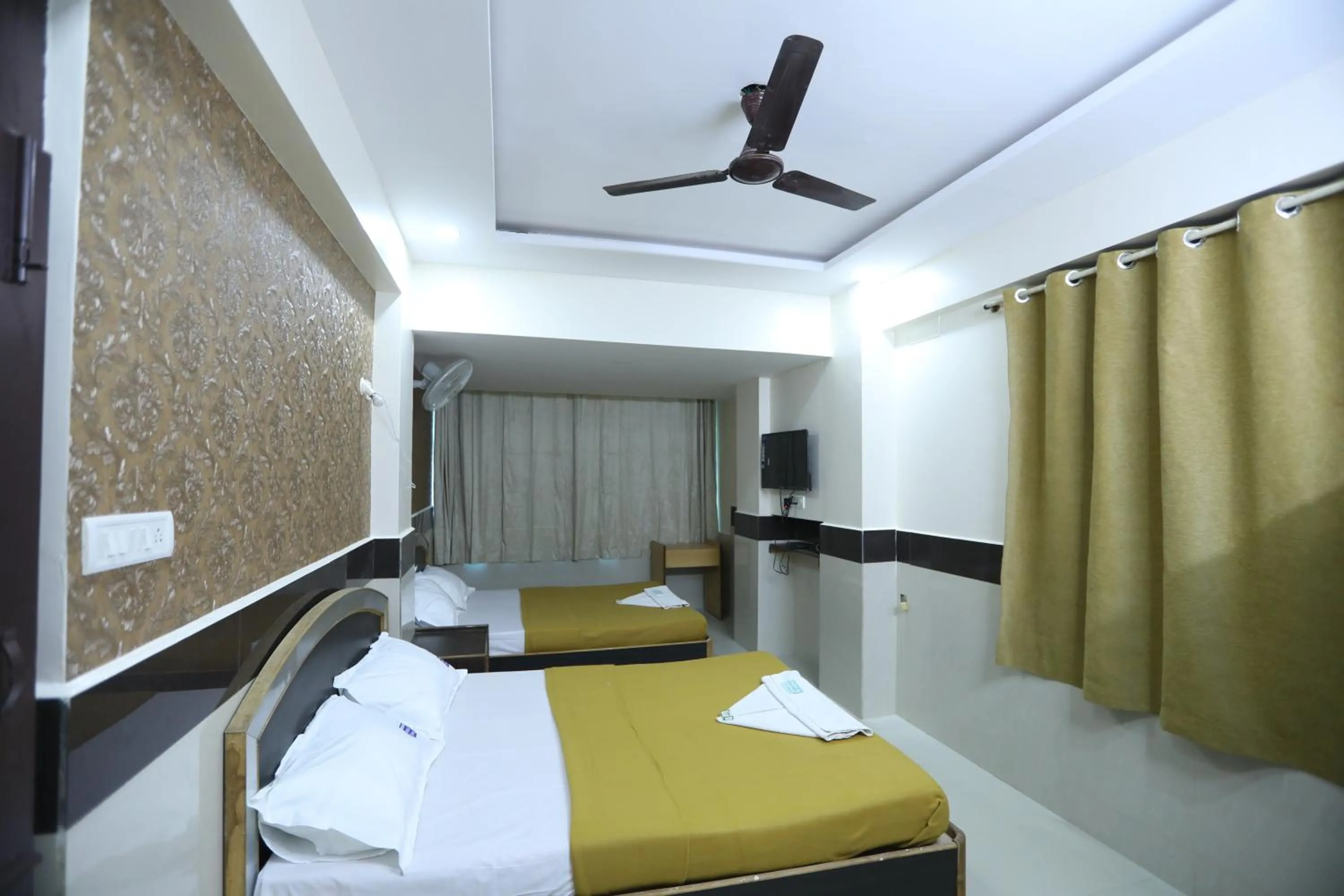 Photo of the whole room, Bed in Hotel Embassy