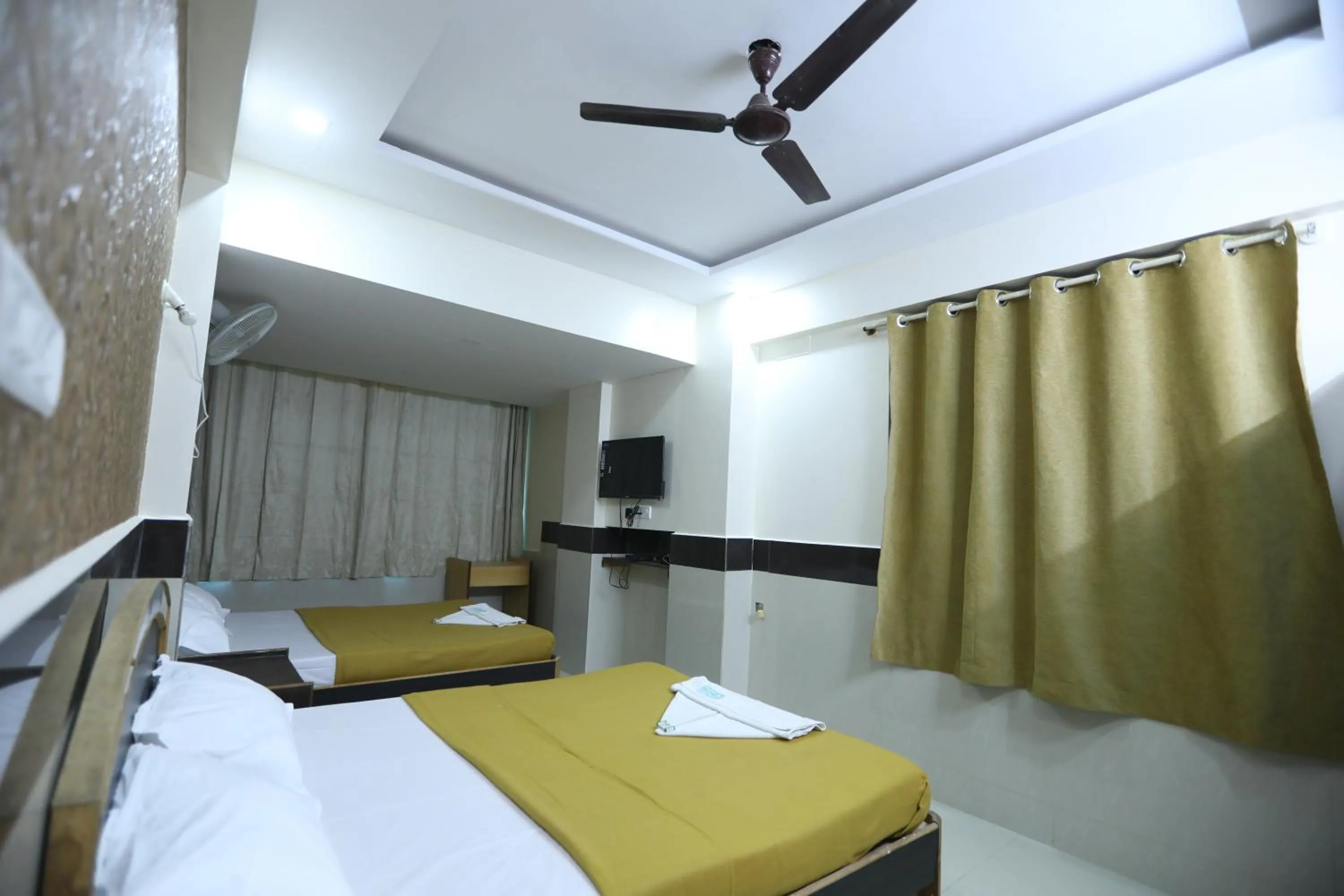 Photo of the whole room, Bed in Hotel Embassy