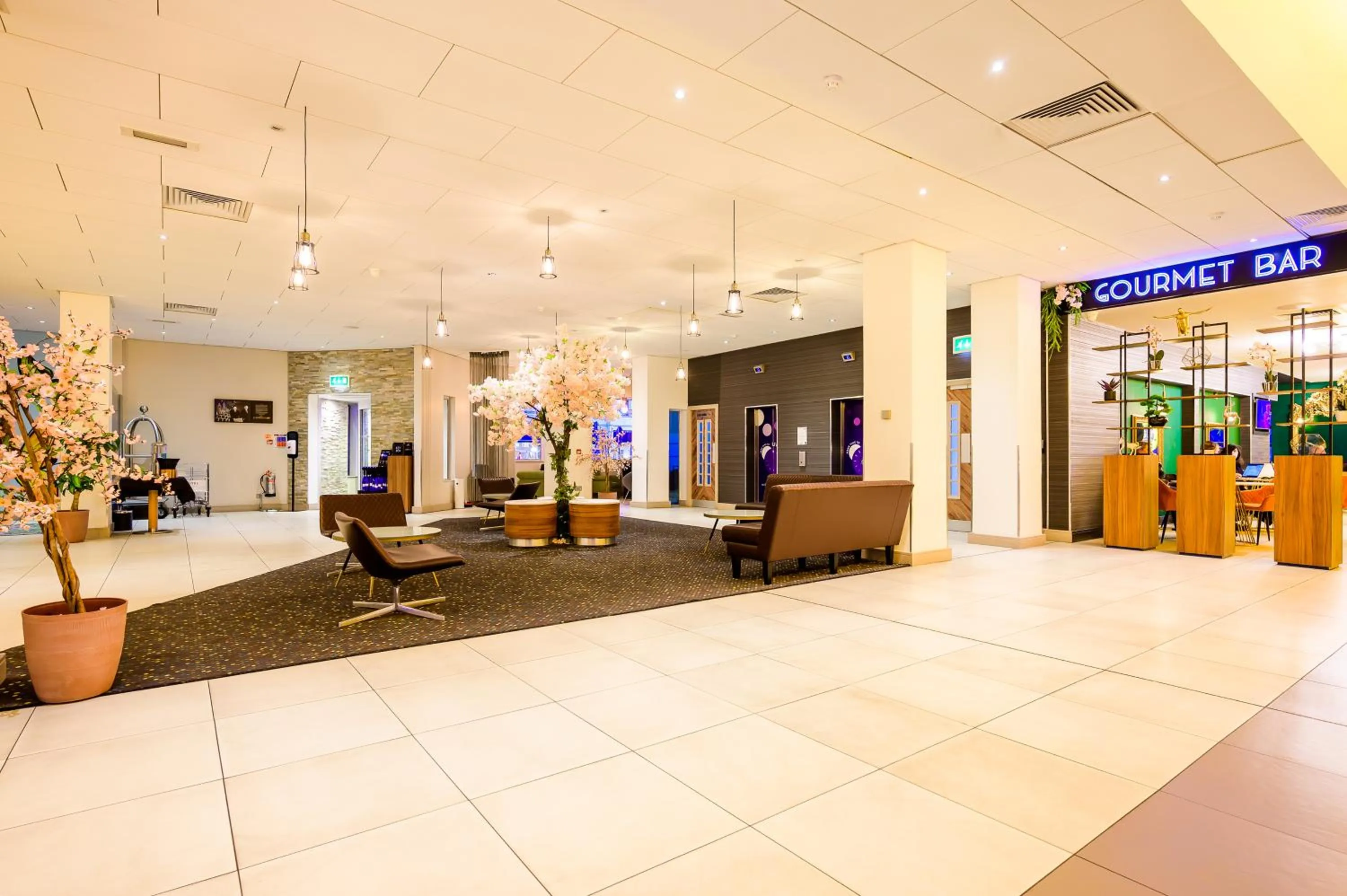 Lobby or reception in Novotel Birmingham Centre