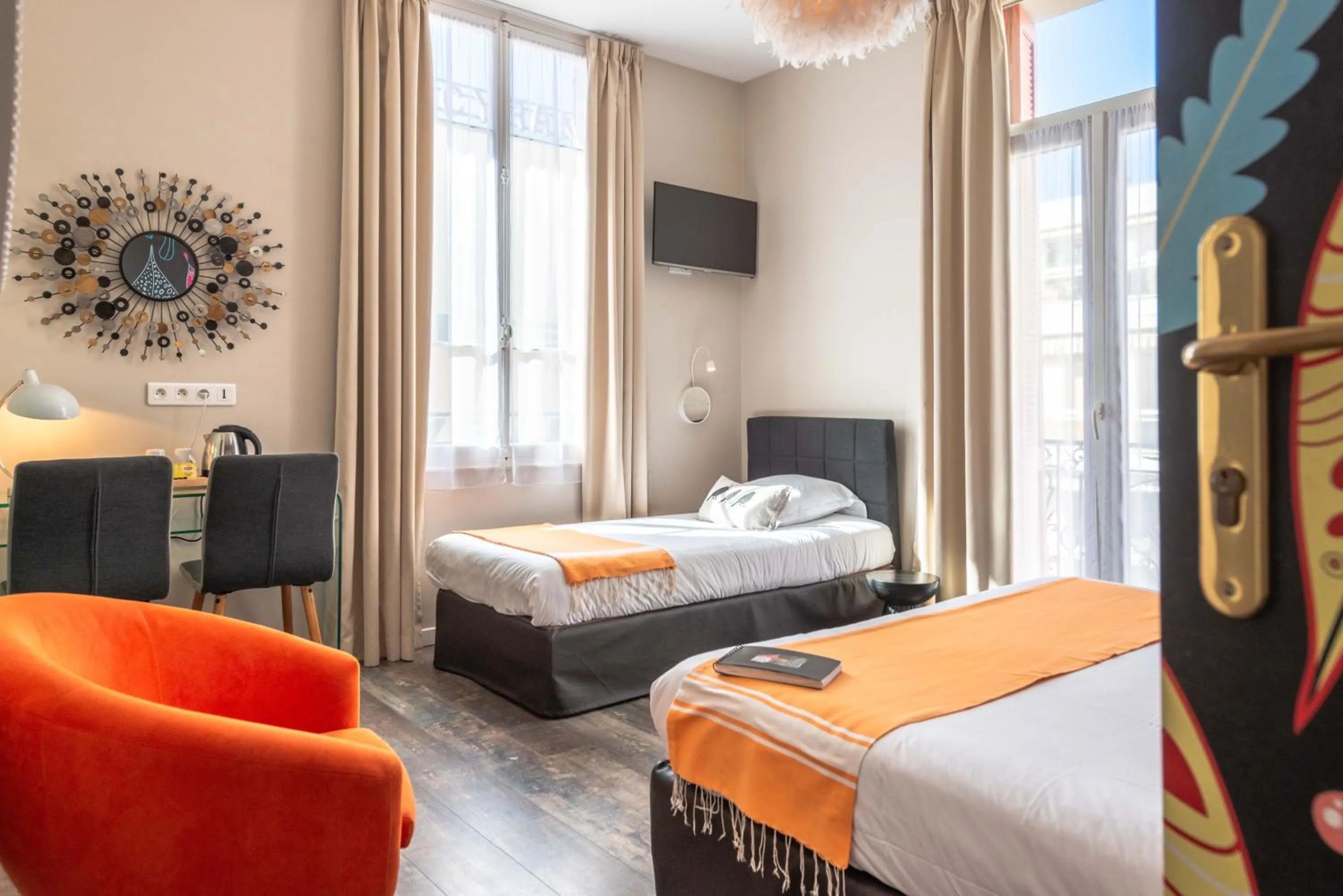 Shower, Bed in Hôtel Cecil Adults only