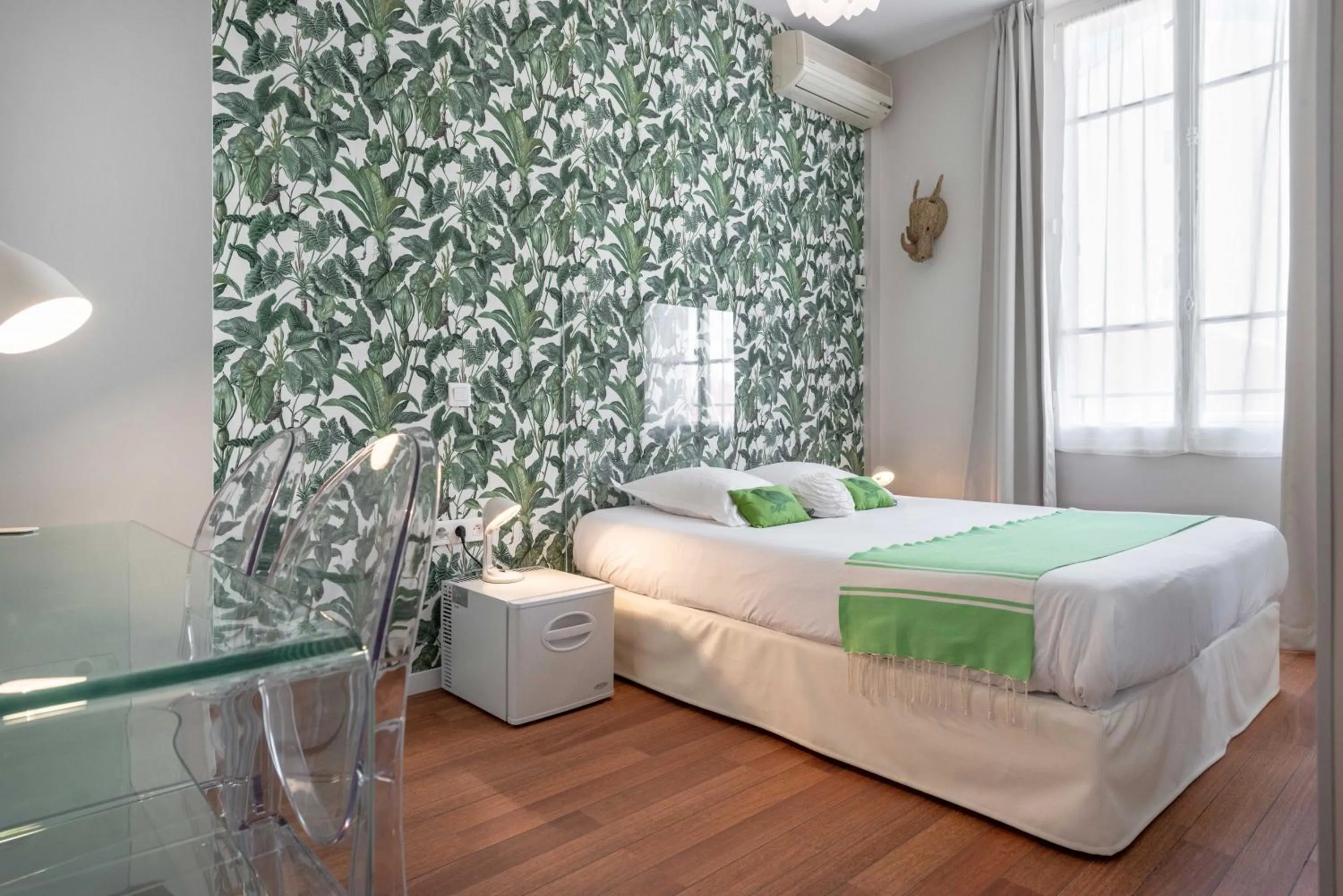 Shower, Bed in Hôtel Cecil Adults only