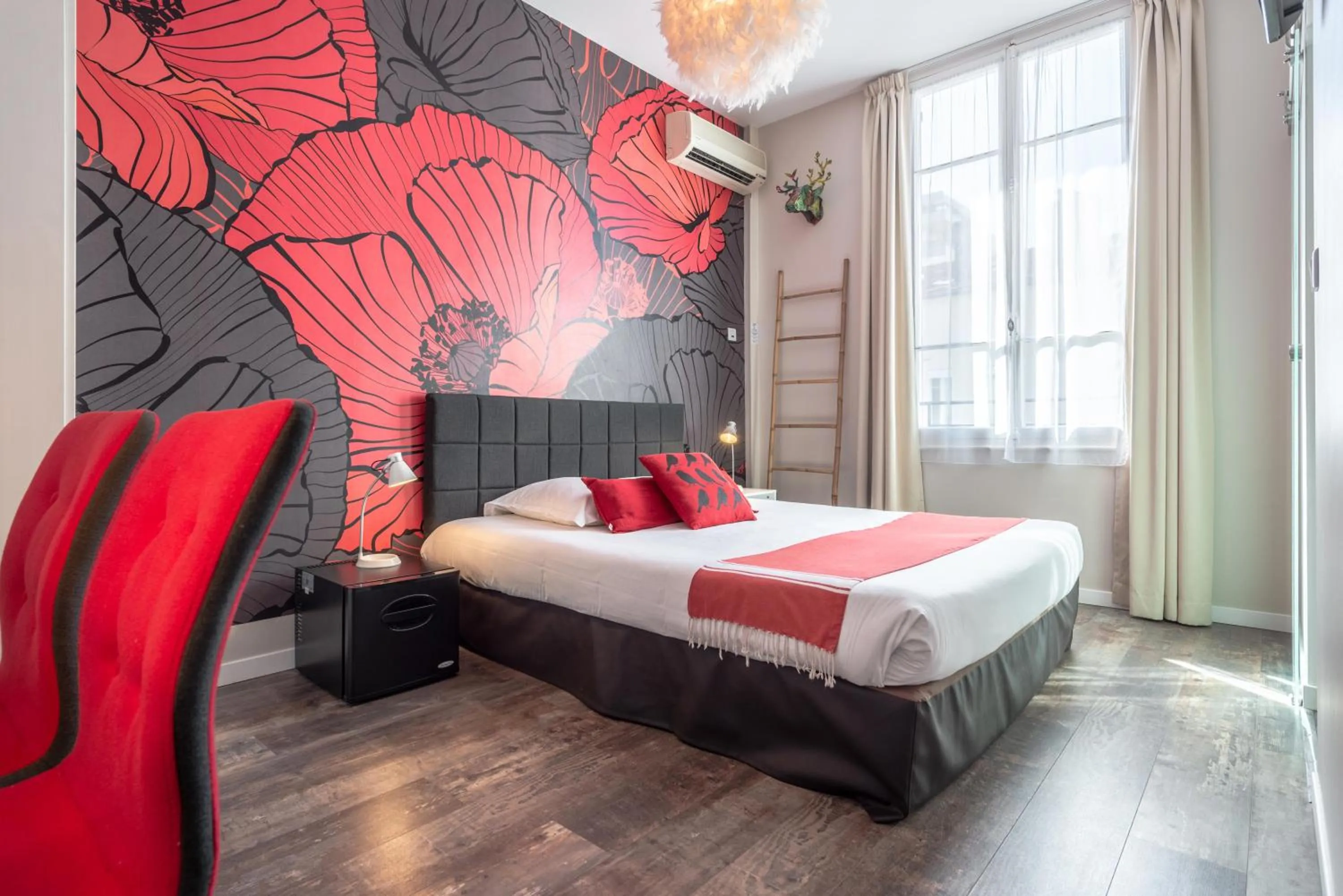 Shower, Bed in Hôtel Cecil Adults only