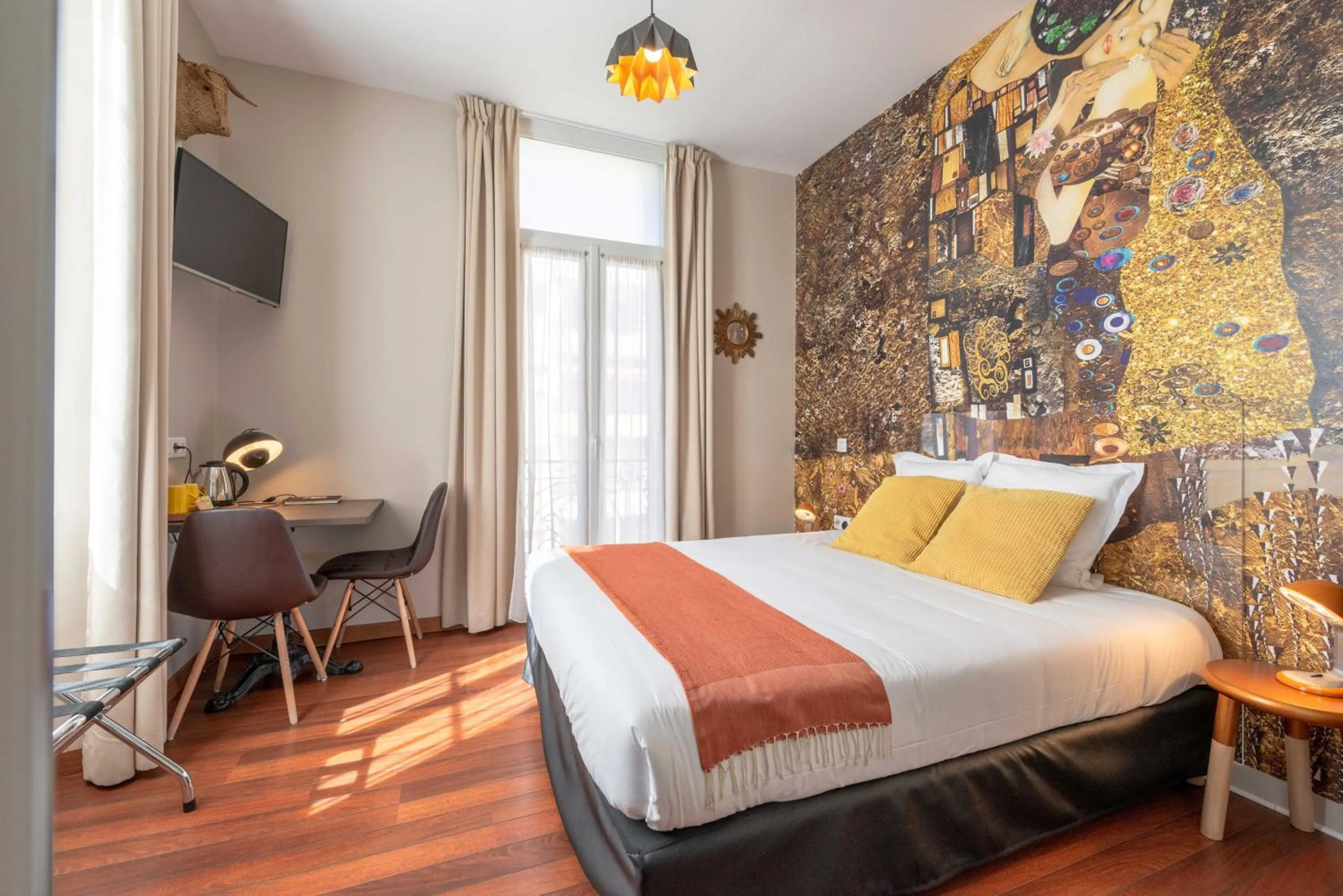 Shower, Bed in Hôtel Cecil Adults only