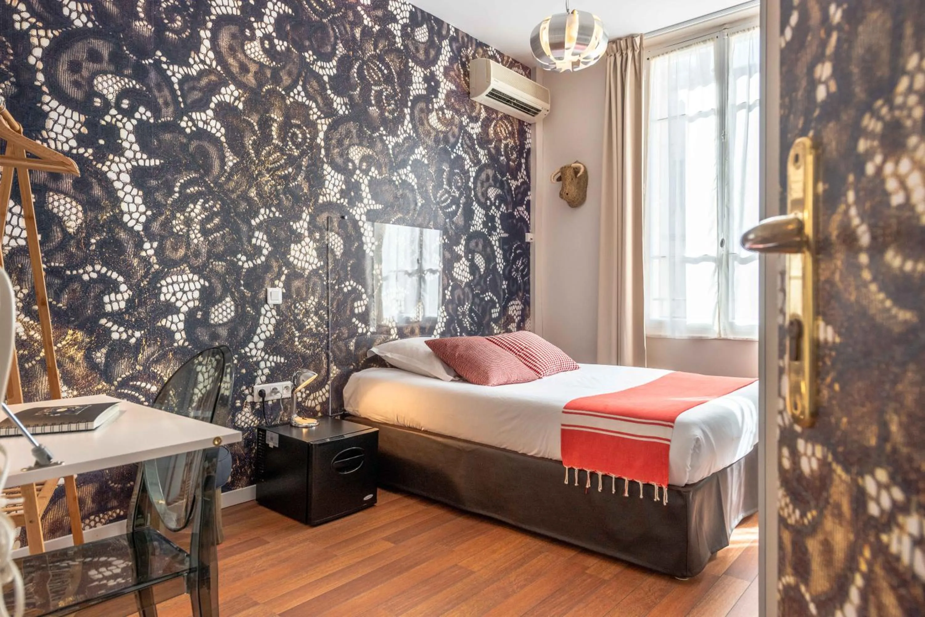 Shower, Bed in Hôtel Cecil Adults only