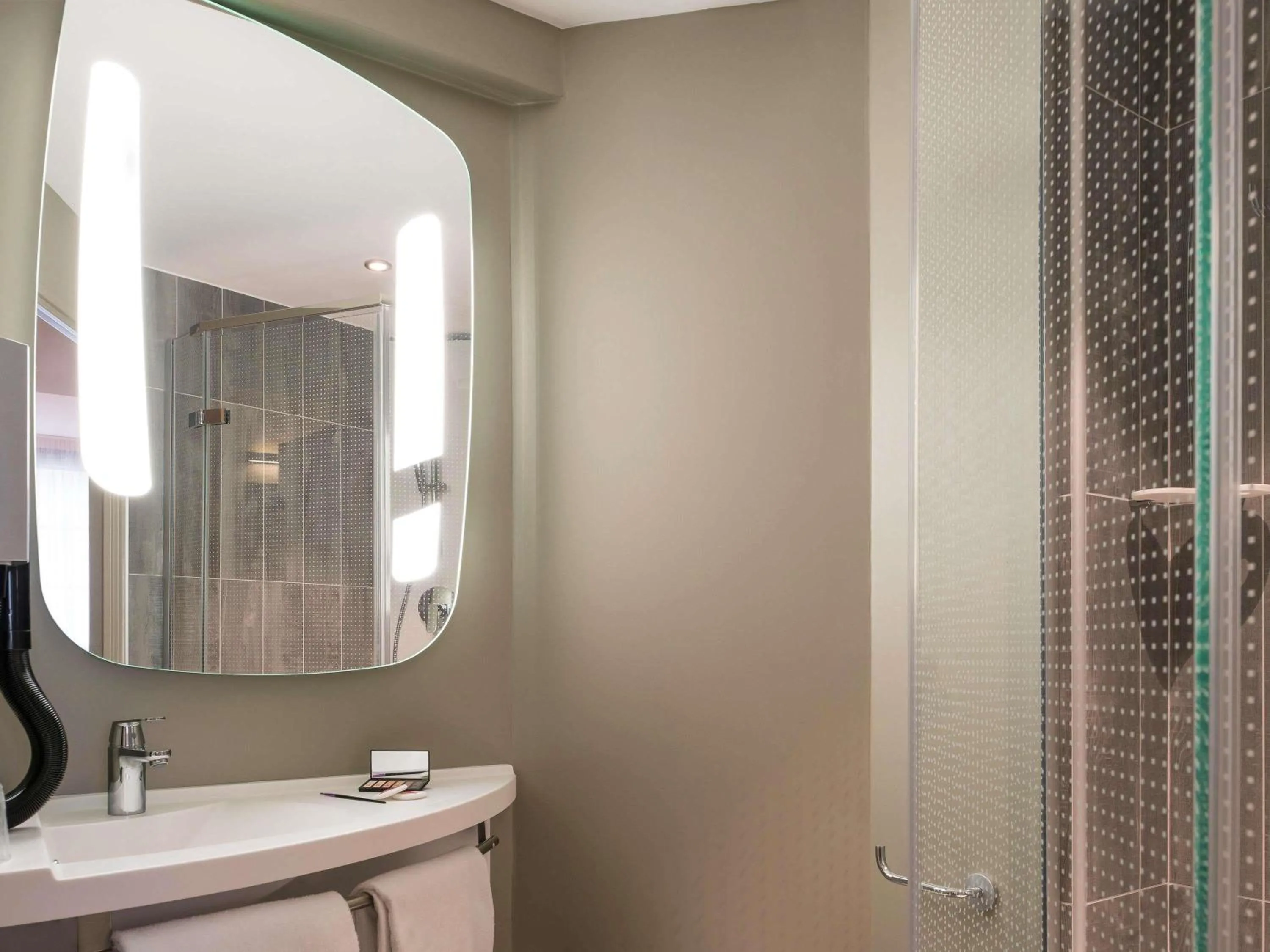 Bedroom in ibis Saint Germain en Laye Centre