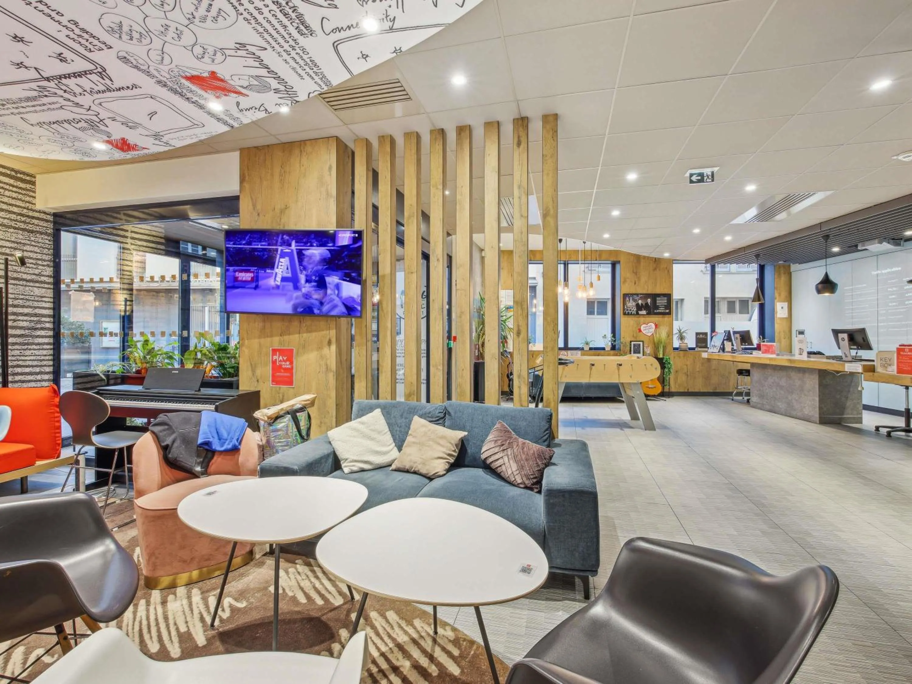 Lounge or bar in ibis Saint Germain en Laye Centre