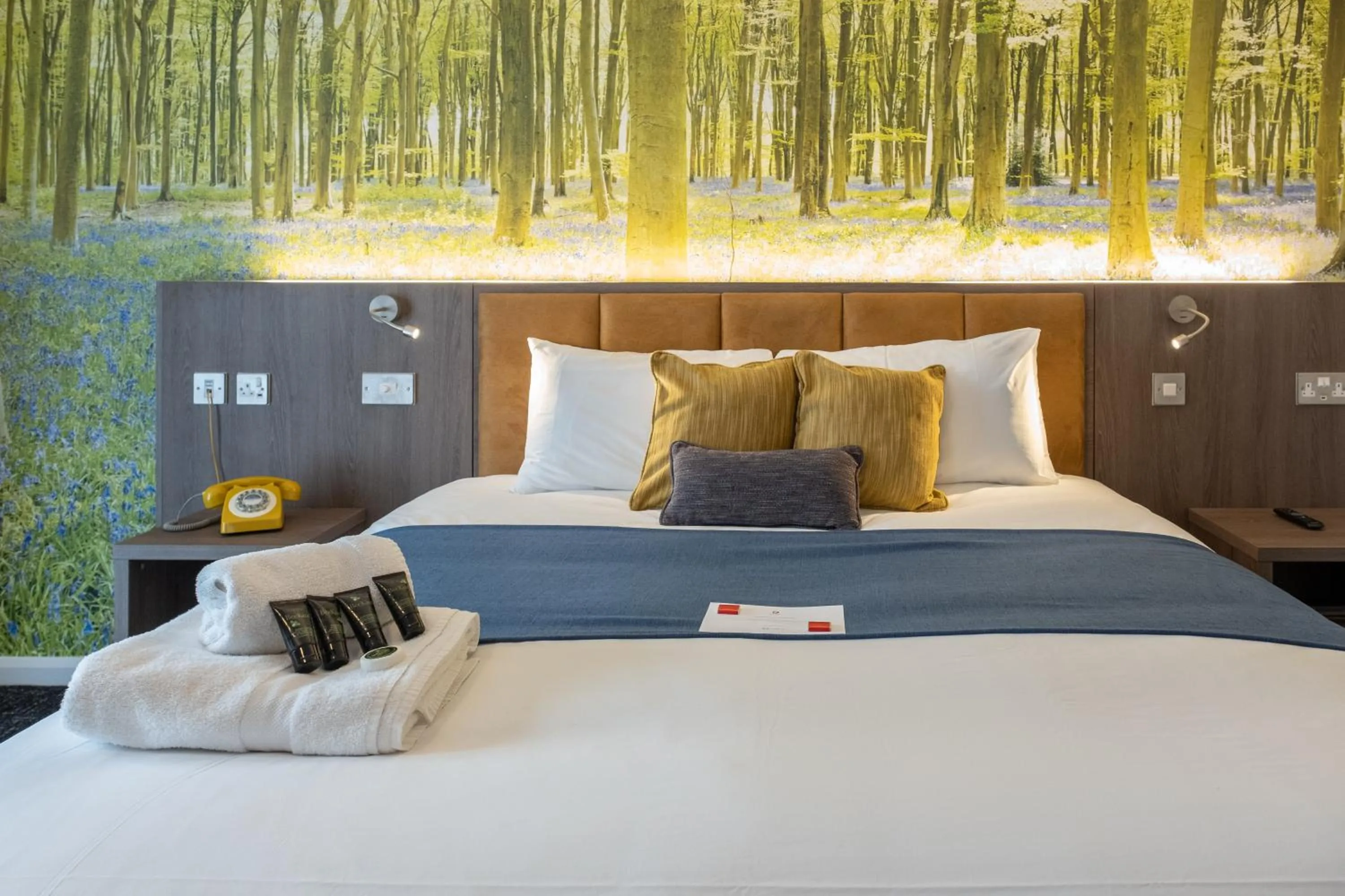 Bedroom, Bed in Burleigh Court Hotel and Leisure