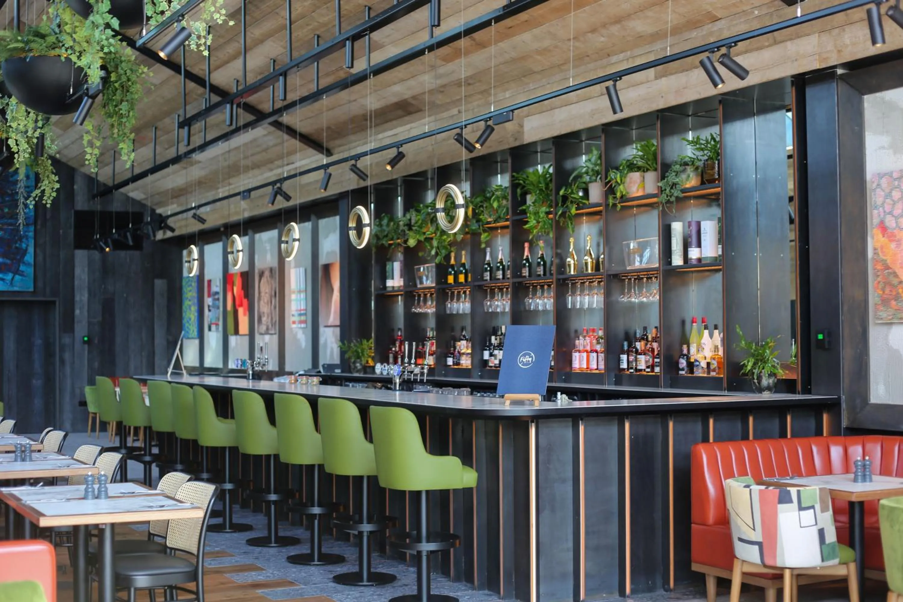 Restaurant/places to eat in Burleigh Court Hotel and Leisure