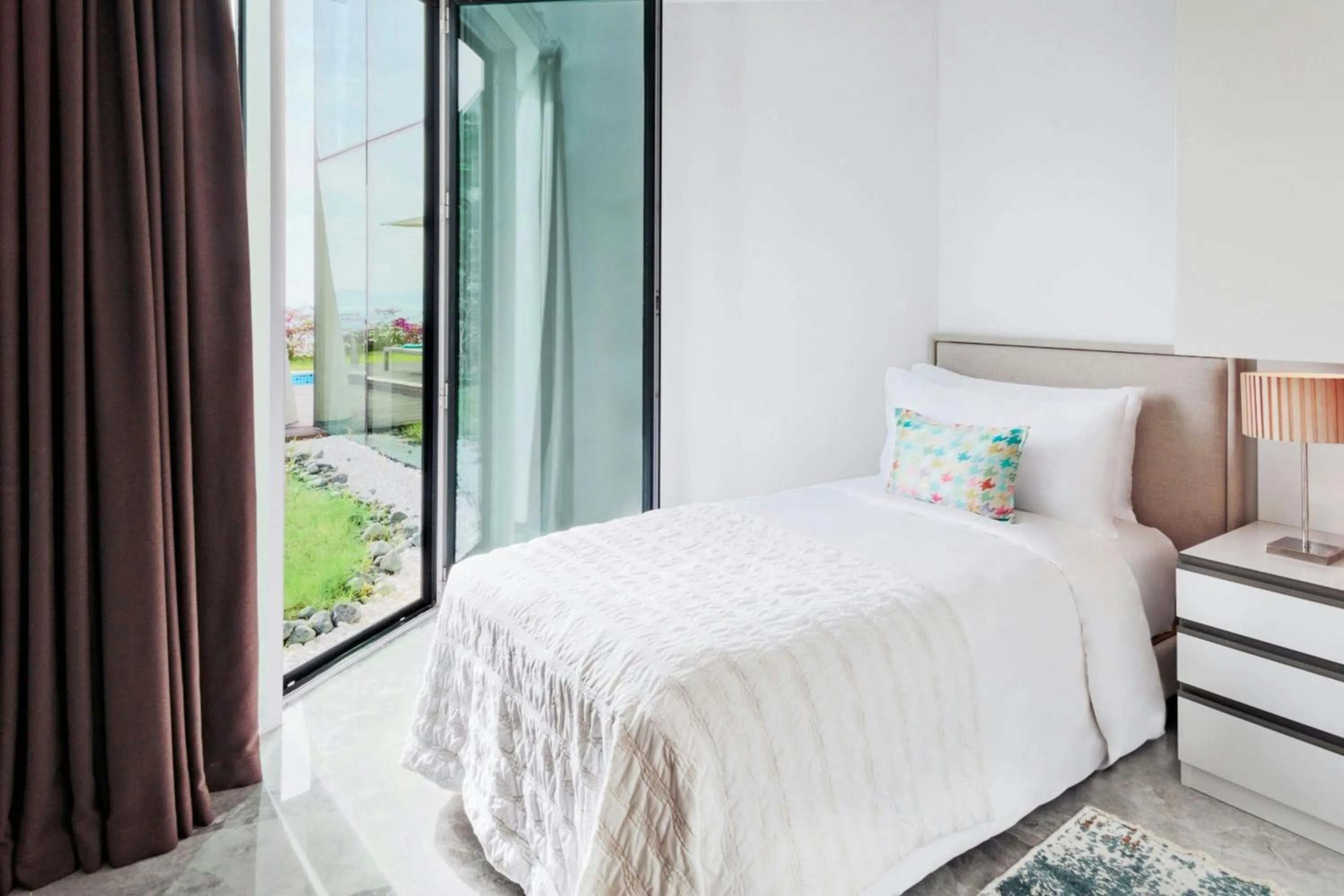 Swimming pool, Bed in Le Meridien Bodrum Beach Resort