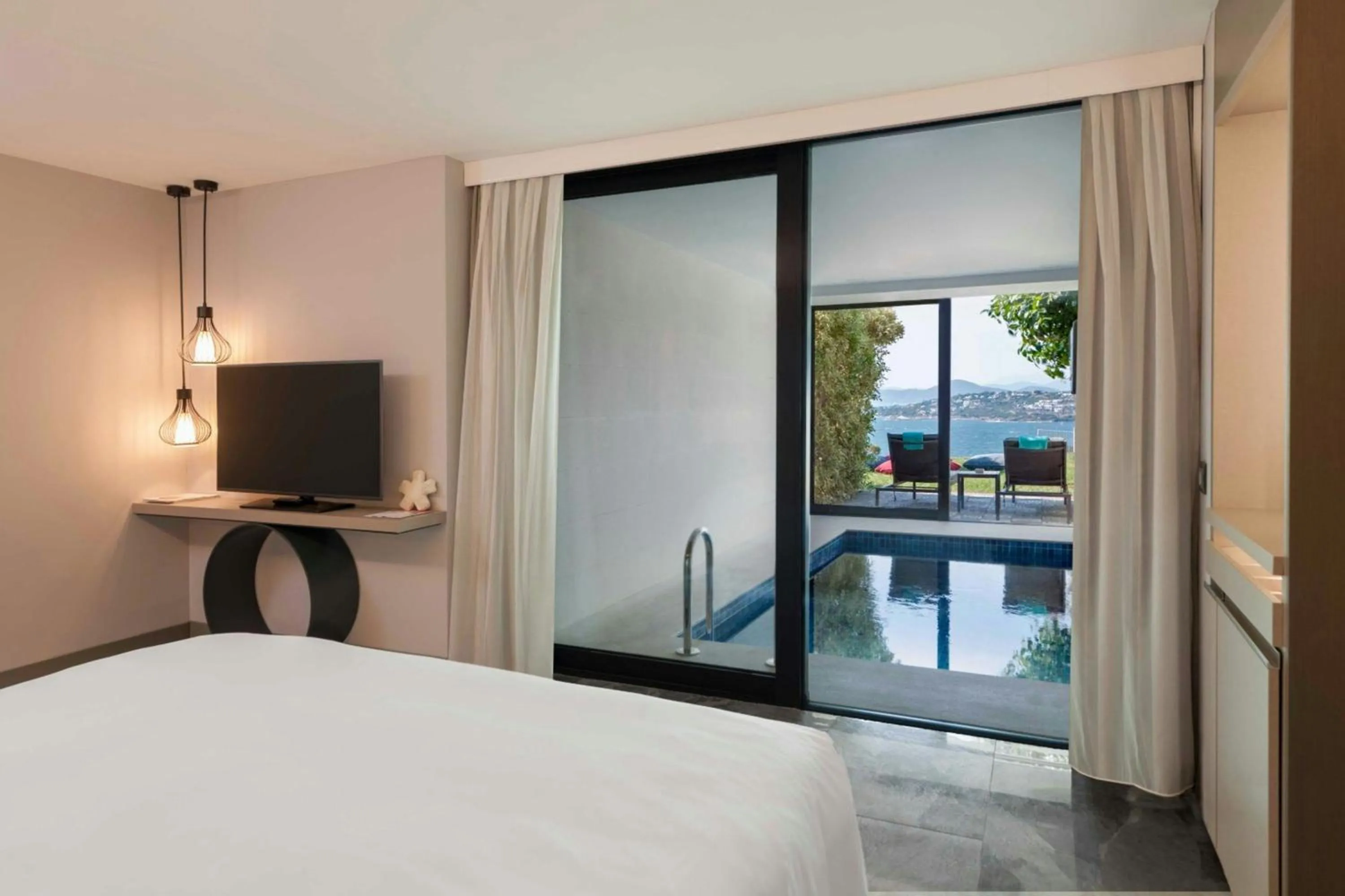 Swimming pool, Bed in Le Meridien Bodrum Beach Resort