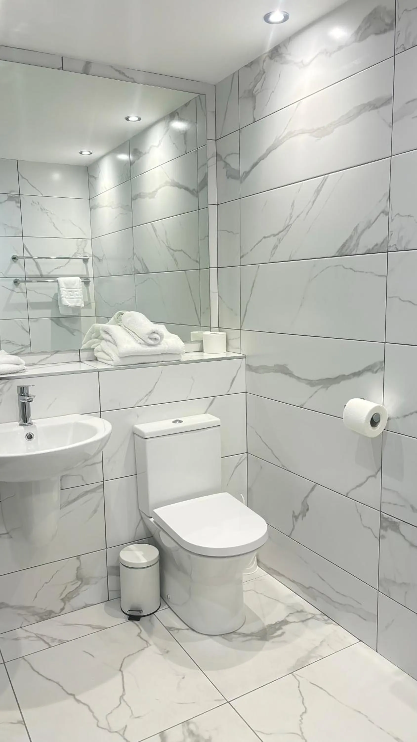 Bathroom in Killarney Court Hotel