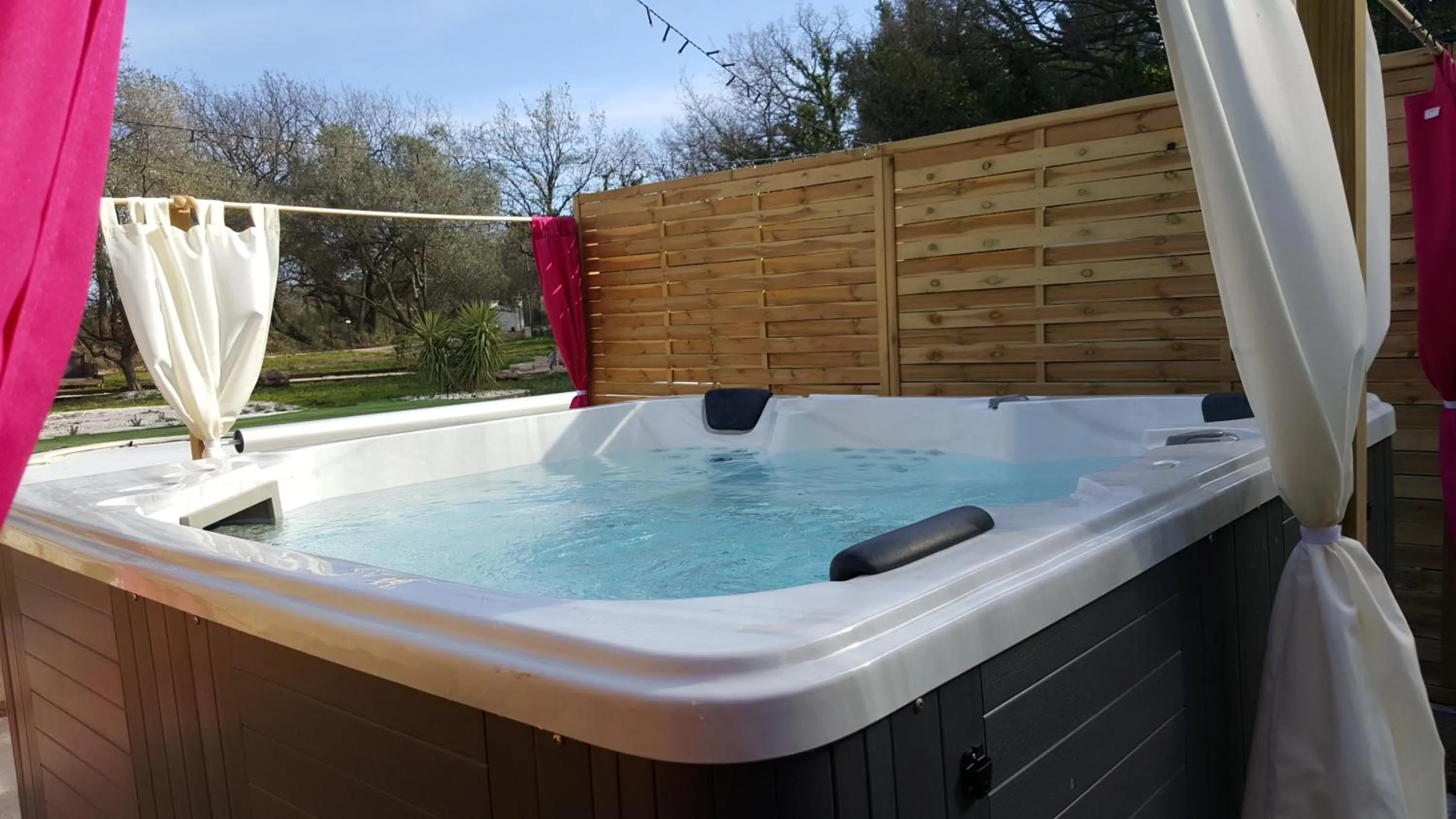Hot Tub in Au Charme de Pépiole